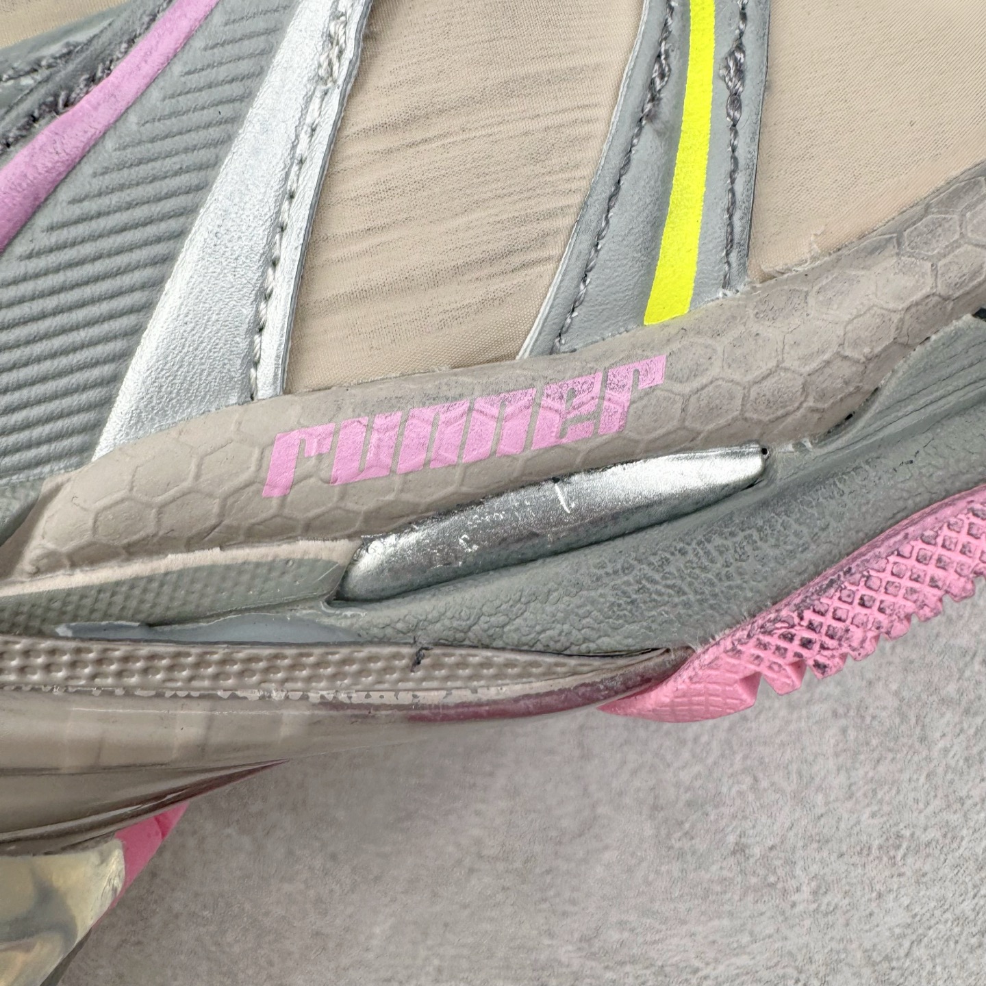 图片[20]-＃VG零售版 BALENCIAGA Runner Sneaker 巴黎世家七代慢跑系列低帮复古野跑潮流运动鞋老爹鞋 尼龙和网布材质 磨损效果 鞋头边缘印有尺码 背面浮印尺码 外侧印有跑者徽标 鞋舌刺绣 Balenciaga 品牌标识 鞋跟背面 Balenciaga品牌标识 材质采用65%聚氨酯、35%聚酯纤维 全新 Runner 鞋型轮廓借鉴于 2000 年初的复古线条 搭载大网眼面料制成鞋面基础，由粉色、白色尼龍与橡胶质地覆盖鞋面诠释线条感 当中透过几道手缝线与折损痕更是精准的掌握历经时间淬炼的破旧痕迹 延续其手法至鞋领、鞋跟、鞋带、中底等部分均饰有破损及脏污之貌 尤其是鞋领处与鞋带孔眼条更是采用不规则做旧技术将内容物泡棉随机露出 尺码：35 36 37 38 39 40 41 42 43 44 45 46-选品中心