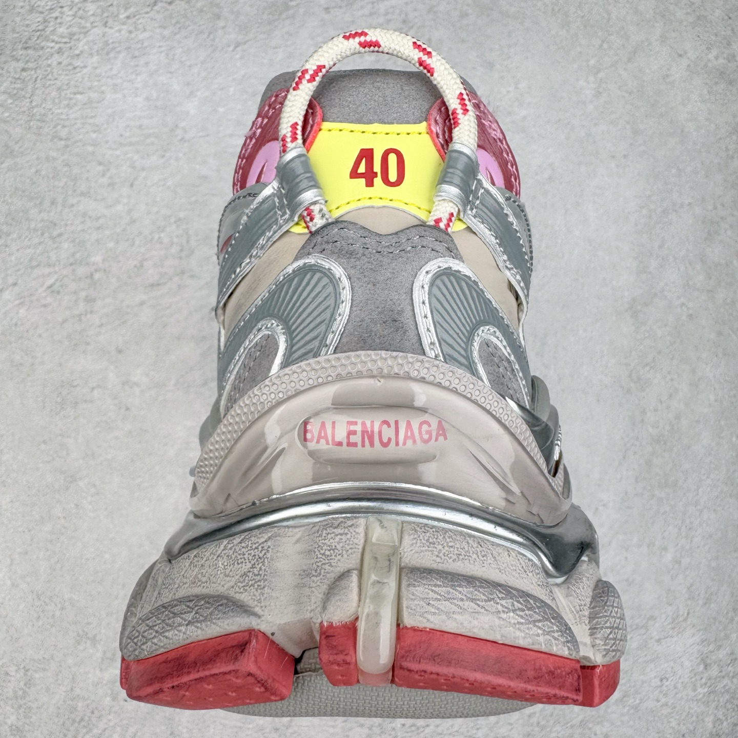 图片[8]-＃VG零售版 BALENCIAGA Runner Sneaker 巴黎世家七代慢跑系列低帮复古野跑潮流运动鞋老爹鞋 尼龙和网布材质 磨损效果 鞋头边缘印有尺码 背面浮印尺码 外侧印有跑者徽标 鞋舌刺绣 Balenciaga 品牌标识 鞋跟背面 Balenciaga品牌标识 材质采用65%聚氨酯、35%聚酯纤维 全新 Runner 鞋型轮廓借鉴于 2000 年初的复古线条 搭载大网眼面料制成鞋面基础，由粉色、白色尼龍与橡胶质地覆盖鞋面诠释线条感 当中透过几道手缝线与折损痕更是精准的掌握历经时间淬炼的破旧痕迹 延续其手法至鞋领、鞋跟、鞋带、中底等部分均饰有破损及脏污之貌 尤其是鞋领处与鞋带孔眼条更是采用不规则做旧技术将内容物泡棉随机露出 尺码：35 36 37 38 39 40 41 42 43 44 45 46-选品中心