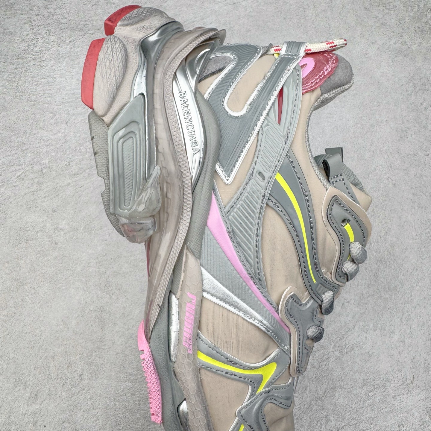 图片[6]-＃VG零售版 BALENCIAGA Runner Sneaker 巴黎世家七代慢跑系列低帮复古野跑潮流运动鞋老爹鞋 尼龙和网布材质 磨损效果 鞋头边缘印有尺码 背面浮印尺码 外侧印有跑者徽标 鞋舌刺绣 Balenciaga 品牌标识 鞋跟背面 Balenciaga品牌标识 材质采用65%聚氨酯、35%聚酯纤维 全新 Runner 鞋型轮廓借鉴于 2000 年初的复古线条 搭载大网眼面料制成鞋面基础，由粉色、白色尼龍与橡胶质地覆盖鞋面诠释线条感 当中透过几道手缝线与折损痕更是精准的掌握历经时间淬炼的破旧痕迹 延续其手法至鞋领、鞋跟、鞋带、中底等部分均饰有破损及脏污之貌 尤其是鞋领处与鞋带孔眼条更是采用不规则做旧技术将内容物泡棉随机露出 尺码：35 36 37 38 39 40 41 42 43 44 45 46-选品中心