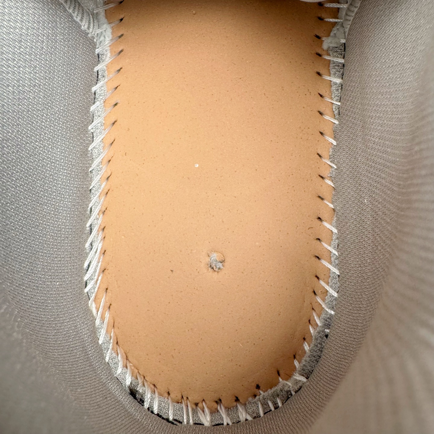 图片[10]-＃VG零售版 BALENCIAGA Runner Sneaker 巴黎世家七代慢跑系列低帮复古野跑潮流运动鞋老爹鞋 尼龙和网布材质 磨损效果 鞋头边缘印有尺码 背面浮印尺码 外侧印有跑者徽标 鞋舌刺绣 Balenciaga 品牌标识 鞋跟背面 Balenciaga品牌标识 材质采用65%聚氨酯、35%聚酯纤维 全新 Runner 鞋型轮廓借鉴于 2000 年初的复古线条 搭载大网眼面料制成鞋面基础，由粉色、白色尼龍与橡胶质地覆盖鞋面诠释线条感 当中透过几道手缝线与折损痕更是精准的掌握历经时间淬炼的破旧痕迹 延续其手法至鞋领、鞋跟、鞋带、中底等部分均饰有破损及脏污之貌 尤其是鞋领处与鞋带孔眼条更是采用不规则做旧技术将内容物泡棉随机露出 尺码：35 36 37 38 39 40 41 42 43 44 45 46-选品中心