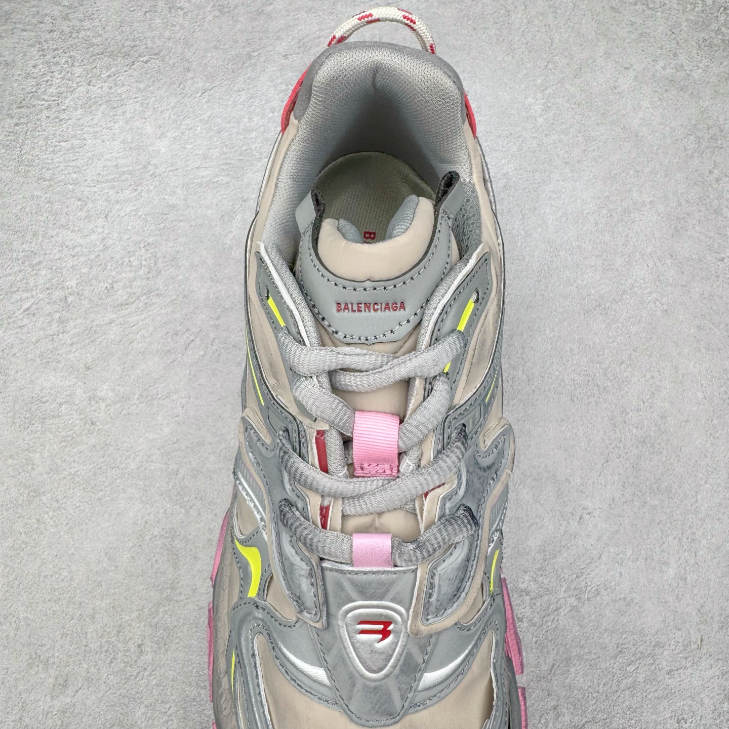 图片[5]-＃VG零售版 BALENCIAGA Runner Sneaker 巴黎世家七代慢跑系列低帮复古野跑潮流运动鞋老爹鞋 尼龙和网布材质 磨损效果 鞋头边缘印有尺码 背面浮印尺码 外侧印有跑者徽标 鞋舌刺绣 Balenciaga 品牌标识 鞋跟背面 Balenciaga品牌标识 材质采用65%聚氨酯、35%聚酯纤维 全新 Runner 鞋型轮廓借鉴于 2000 年初的复古线条 搭载大网眼面料制成鞋面基础，由粉色、白色尼龍与橡胶质地覆盖鞋面诠释线条感 当中透过几道手缝线与折损痕更是精准的掌握历经时间淬炼的破旧痕迹 延续其手法至鞋领、鞋跟、鞋带、中底等部分均饰有破损及脏污之貌 尤其是鞋领处与鞋带孔眼条更是采用不规则做旧技术将内容物泡棉随机露出 尺码：35 36 37 38 39 40 41 42 43 44 45 46-选品中心