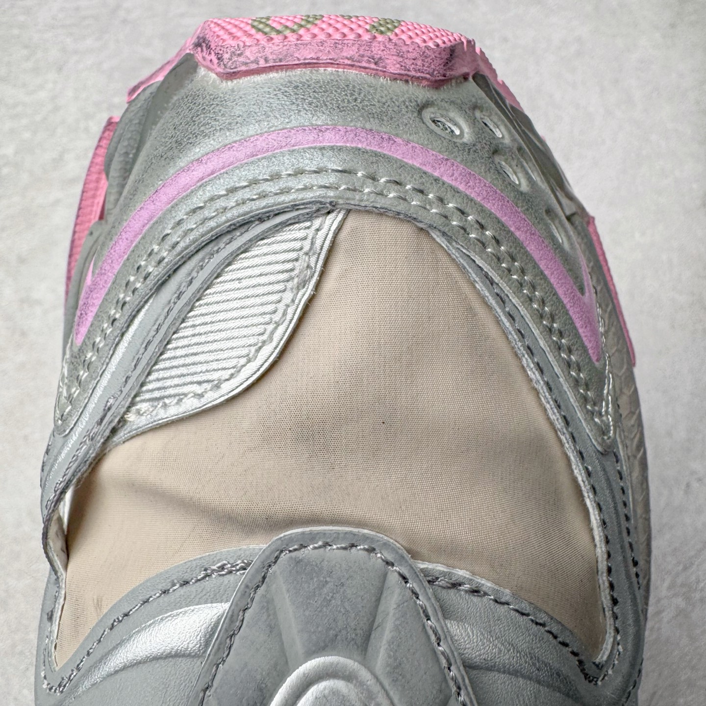 图片[17]-＃VG零售版 BALENCIAGA Runner Sneaker 巴黎世家七代慢跑系列低帮复古野跑潮流运动鞋老爹鞋 尼龙和网布材质 磨损效果 鞋头边缘印有尺码 背面浮印尺码 外侧印有跑者徽标 鞋舌刺绣 Balenciaga 品牌标识 鞋跟背面 Balenciaga品牌标识 材质采用65%聚氨酯、35%聚酯纤维 全新 Runner 鞋型轮廓借鉴于 2000 年初的复古线条 搭载大网眼面料制成鞋面基础，由粉色、白色尼龍与橡胶质地覆盖鞋面诠释线条感 当中透过几道手缝线与折损痕更是精准的掌握历经时间淬炼的破旧痕迹 延续其手法至鞋领、鞋跟、鞋带、中底等部分均饰有破损及脏污之貌 尤其是鞋领处与鞋带孔眼条更是采用不规则做旧技术将内容物泡棉随机露出 尺码：35 36 37 38 39 40 41 42 43 44 45 46-选品中心