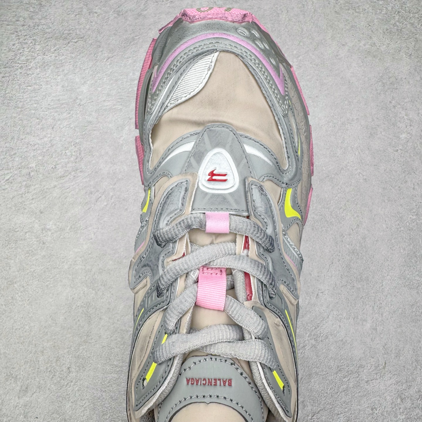 图片[4]-＃VG零售版 BALENCIAGA Runner Sneaker 巴黎世家七代慢跑系列低帮复古野跑潮流运动鞋老爹鞋 尼龙和网布材质 磨损效果 鞋头边缘印有尺码 背面浮印尺码 外侧印有跑者徽标 鞋舌刺绣 Balenciaga 品牌标识 鞋跟背面 Balenciaga品牌标识 材质采用65%聚氨酯、35%聚酯纤维 全新 Runner 鞋型轮廓借鉴于 2000 年初的复古线条 搭载大网眼面料制成鞋面基础，由粉色、白色尼龍与橡胶质地覆盖鞋面诠释线条感 当中透过几道手缝线与折损痕更是精准的掌握历经时间淬炼的破旧痕迹 延续其手法至鞋领、鞋跟、鞋带、中底等部分均饰有破损及脏污之貌 尤其是鞋领处与鞋带孔眼条更是采用不规则做旧技术将内容物泡棉随机露出 尺码：35 36 37 38 39 40 41 42 43 44 45 46-选品中心