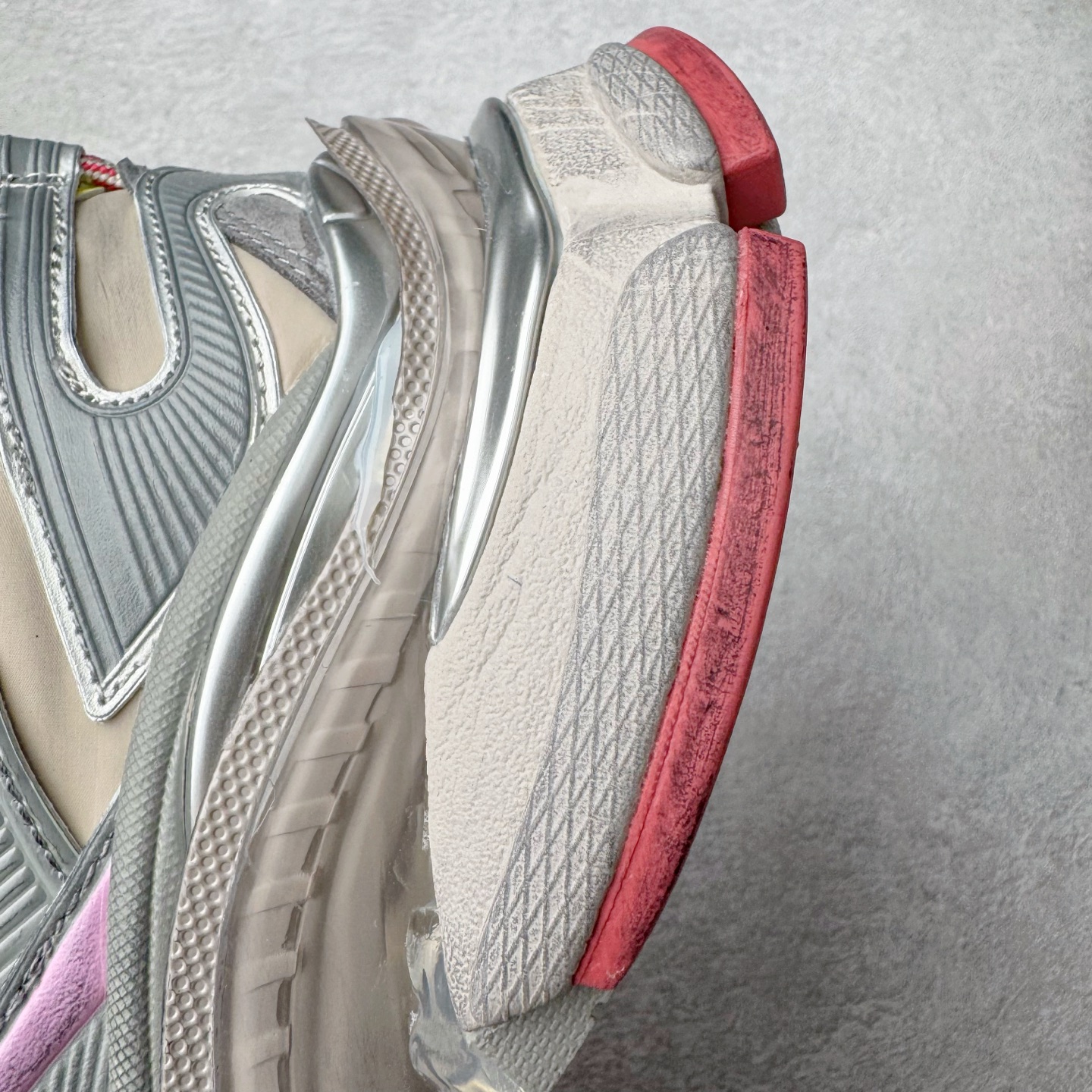 图片[13]-＃VG零售版 BALENCIAGA Runner Sneaker 巴黎世家七代慢跑系列低帮复古野跑潮流运动鞋老爹鞋 尼龙和网布材质 磨损效果 鞋头边缘印有尺码 背面浮印尺码 外侧印有跑者徽标 鞋舌刺绣 Balenciaga 品牌标识 鞋跟背面 Balenciaga品牌标识 材质采用65%聚氨酯、35%聚酯纤维 全新 Runner 鞋型轮廓借鉴于 2000 年初的复古线条 搭载大网眼面料制成鞋面基础，由粉色、白色尼龍与橡胶质地覆盖鞋面诠释线条感 当中透过几道手缝线与折损痕更是精准的掌握历经时间淬炼的破旧痕迹 延续其手法至鞋领、鞋跟、鞋带、中底等部分均饰有破损及脏污之貌 尤其是鞋领处与鞋带孔眼条更是采用不规则做旧技术将内容物泡棉随机露出 尺码：35 36 37 38 39 40 41 42 43 44 45 46-选品中心