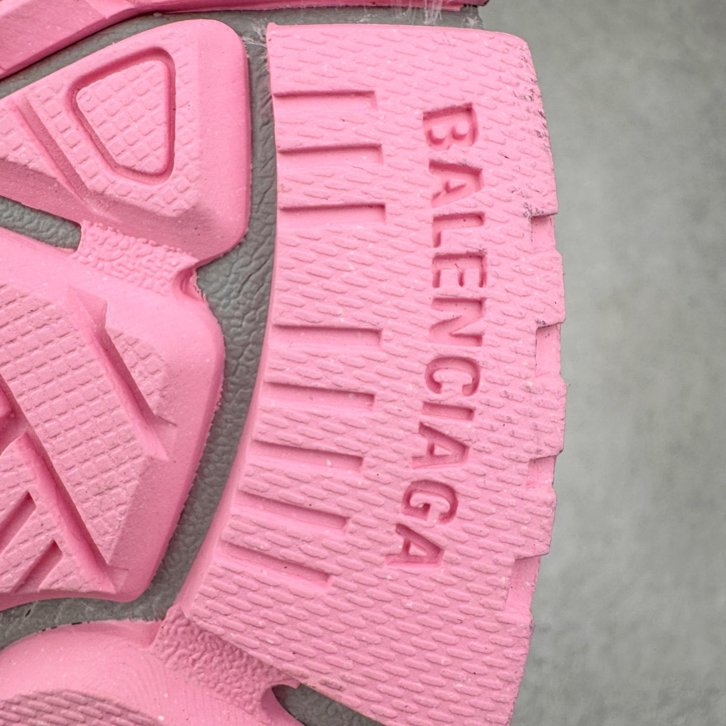 图片[21]-＃VG零售版 BALENCIAGA Runner Sneaker 巴黎世家七代慢跑系列低帮复古野跑潮流运动鞋老爹鞋 尼龙和网布材质 磨损效果 鞋头边缘印有尺码 背面浮印尺码 外侧印有跑者徽标 鞋舌刺绣 Balenciaga 品牌标识 鞋跟背面 Balenciaga品牌标识 材质采用65%聚氨酯、35%聚酯纤维 全新 Runner 鞋型轮廓借鉴于 2000 年初的复古线条 搭载大网眼面料制成鞋面基础，由粉色、白色尼龍与橡胶质地覆盖鞋面诠释线条感 当中透过几道手缝线与折损痕更是精准的掌握历经时间淬炼的破旧痕迹 延续其手法至鞋领、鞋跟、鞋带、中底等部分均饰有破损及脏污之貌 尤其是鞋领处与鞋带孔眼条更是采用不规则做旧技术将内容物泡棉随机露出 尺码：35 36 37 38 39 40 41 42 43 44 45 46-选品中心