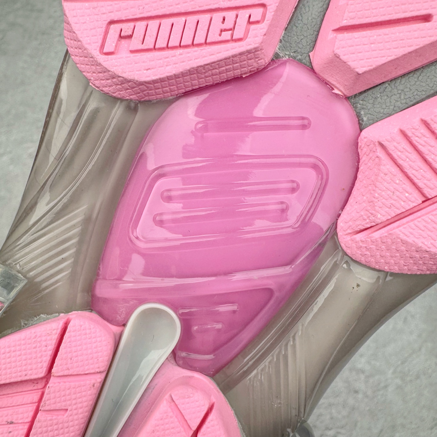 图片[22]-＃VG零售版 BALENCIAGA Runner Sneaker 巴黎世家七代慢跑系列低帮复古野跑潮流运动鞋老爹鞋 尼龙和网布材质 磨损效果 鞋头边缘印有尺码 背面浮印尺码 外侧印有跑者徽标 鞋舌刺绣 Balenciaga 品牌标识 鞋跟背面 Balenciaga品牌标识 材质采用65%聚氨酯、35%聚酯纤维 全新 Runner 鞋型轮廓借鉴于 2000 年初的复古线条 搭载大网眼面料制成鞋面基础，由粉色、白色尼龍与橡胶质地覆盖鞋面诠释线条感 当中透过几道手缝线与折损痕更是精准的掌握历经时间淬炼的破旧痕迹 延续其手法至鞋领、鞋跟、鞋带、中底等部分均饰有破损及脏污之貌 尤其是鞋领处与鞋带孔眼条更是采用不规则做旧技术将内容物泡棉随机露出 尺码：35 36 37 38 39 40 41 42 43 44 45 46-选品中心