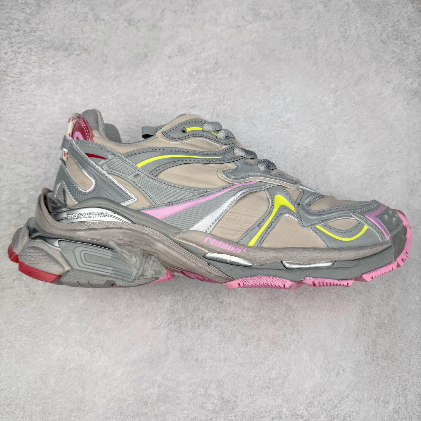 ＃VG零售版 BALENCIAGA Runner Sneaker 巴黎世家七代慢跑系列低帮复古野跑潮流运动鞋老爹鞋 尼龙和网布材质 磨损效果 鞋头边缘印有尺码 背面浮印尺码 外侧印有跑者徽标 鞋舌刺绣 Balenciaga 品牌标识 鞋跟背面 Balenciaga品牌标识 材质采用65%聚氨酯、35%聚酯纤维 全新 Runner 鞋型轮廓借鉴于 2000 年初的复古线条 搭载大网眼面料制成鞋面基础，由粉色、白色尼龍与橡胶质地覆盖鞋面诠释线条感 当中透过几道手缝线与折损痕更是精准的掌握历经时间淬炼的破旧痕迹 延续其手法至鞋领、鞋跟、鞋带、中底等部分均饰有破损及脏污之貌 尤其是鞋领处与鞋带孔眼条更是采用不规则做旧技术将内容物泡棉随机露出 尺码：35 36 37 38 39 40 41 42 43 44 45 46-选品中心