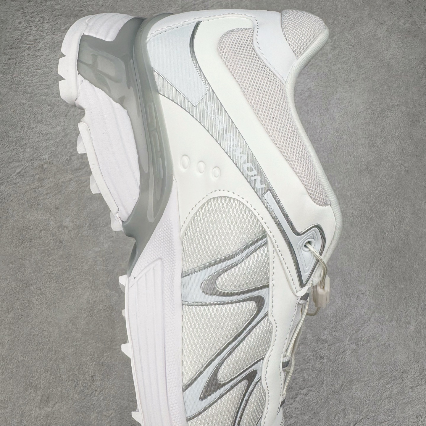 图片[6]-＃GX SALOMON XT-WHISPER 萨洛蒙圆头防滑耐磨低帮休闲越野训练城市通勤跑步鞋 男女同款 浅棕色 纯原外贸平台特供订单 耗时半年巨作 全套原纸板楦头开发 原厂特供网布配套加持 确保原汁原味 完美呈现版型 原档数据独家私模五层组合大底 男女鞋同步官方开发至46.5 原装Ortholite轻量化鞋垫 中底布带钢印编号 原厂TPU锁扣 进口港宝加持 后跟自然饱满 还原公司包裹性 鞋面以“锯齿”状的包裹系统呈现 在基色底之下加入了各种色点缀 将公司的最新技术和时尚前卫的造型融入耐用的长跑款式中 鞋面由 TPU 薄膜制成 并焊接在高耐磨网眼上 使其既时尚又坚固 由 ACS底盘支撑 可增强稳定性和支撑力 以及由橡胶凸耳 Contragrip外底覆盖的 EVA 缓冲中底 旨在应对崎岖的地形 鞋舌上的彩色Salomon 标签、Quicklace 系统以及鞋头、鞋舌和鞋跟上的附加品牌使细节更加完美 让穿着者可以轻松驾驭户外与通勤下的任何运动生活场景 无缝鞋身户外随意纵横 颜值与脚感兼备 出街通勤 绝对非常吸睛 你值得拥有 尺码：36 36.5 37.5 38 38.5 39 40 40.5 41 42 42.5 43 44 44.5 45 46 46.5 注意：偏小1码-选品中心