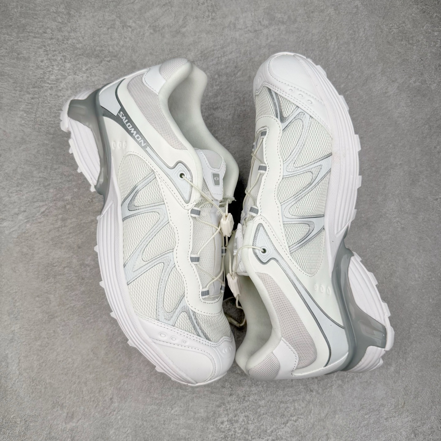 图片[3]-＃GX SALOMON XT-WHISPER 萨洛蒙圆头防滑耐磨低帮休闲越野训练城市通勤跑步鞋 男女同款 浅棕色 纯原外贸平台特供订单 耗时半年巨作 全套原纸板楦头开发 原厂特供网布配套加持 确保原汁原味 完美呈现版型 原档数据独家私模五层组合大底 男女鞋同步官方开发至46.5 原装Ortholite轻量化鞋垫 中底布带钢印编号 原厂TPU锁扣 进口港宝加持 后跟自然饱满 还原公司包裹性 鞋面以“锯齿”状的包裹系统呈现 在基色底之下加入了各种色点缀 将公司的最新技术和时尚前卫的造型融入耐用的长跑款式中 鞋面由 TPU 薄膜制成 并焊接在高耐磨网眼上 使其既时尚又坚固 由 ACS底盘支撑 可增强稳定性和支撑力 以及由橡胶凸耳 Contragrip外底覆盖的 EVA 缓冲中底 旨在应对崎岖的地形 鞋舌上的彩色Salomon 标签、Quicklace 系统以及鞋头、鞋舌和鞋跟上的附加品牌使细节更加完美 让穿着者可以轻松驾驭户外与通勤下的任何运动生活场景 无缝鞋身户外随意纵横 颜值与脚感兼备 出街通勤 绝对非常吸睛 你值得拥有 尺码：36 36.5 37.5 38 38.5 39 40 40.5 41 42 42.5 43 44 44.5 45 46 46.5 注意：偏小1码-选品中心