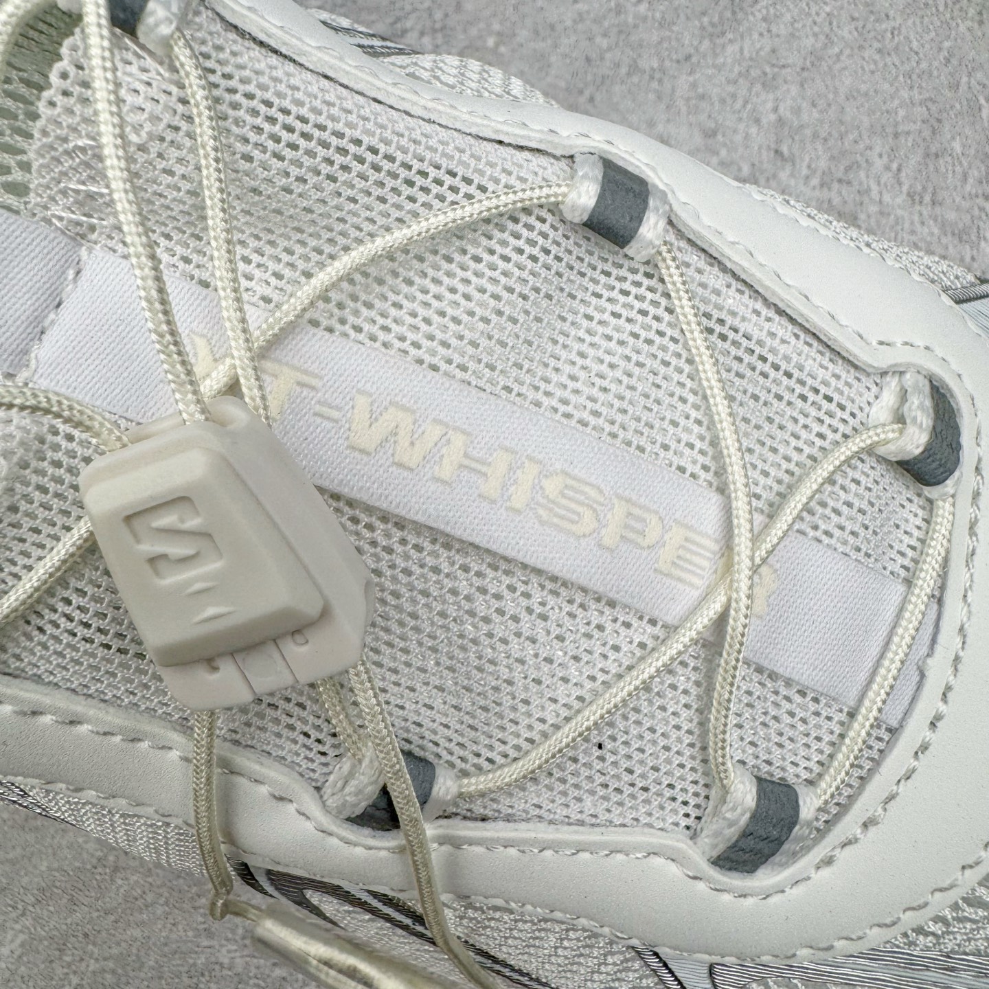 图片[12]-＃GX SALOMON XT-WHISPER 萨洛蒙圆头防滑耐磨低帮休闲越野训练城市通勤跑步鞋 男女同款 浅棕色 纯原外贸平台特供订单 耗时半年巨作 全套原纸板楦头开发 原厂特供网布配套加持 确保原汁原味 完美呈现版型 原档数据独家私模五层组合大底 男女鞋同步官方开发至46.5 原装Ortholite轻量化鞋垫 中底布带钢印编号 原厂TPU锁扣 进口港宝加持 后跟自然饱满 还原公司包裹性 鞋面以“锯齿”状的包裹系统呈现 在基色底之下加入了各种色点缀 将公司的最新技术和时尚前卫的造型融入耐用的长跑款式中 鞋面由 TPU 薄膜制成 并焊接在高耐磨网眼上 使其既时尚又坚固 由 ACS底盘支撑 可增强稳定性和支撑力 以及由橡胶凸耳 Contragrip外底覆盖的 EVA 缓冲中底 旨在应对崎岖的地形 鞋舌上的彩色Salomon 标签、Quicklace 系统以及鞋头、鞋舌和鞋跟上的附加品牌使细节更加完美 让穿着者可以轻松驾驭户外与通勤下的任何运动生活场景 无缝鞋身户外随意纵横 颜值与脚感兼备 出街通勤 绝对非常吸睛 你值得拥有 尺码：36 36.5 37.5 38 38.5 39 40 40.5 41 42 42.5 43 44 44.5 45 46 46.5 注意：偏小1码-选品中心