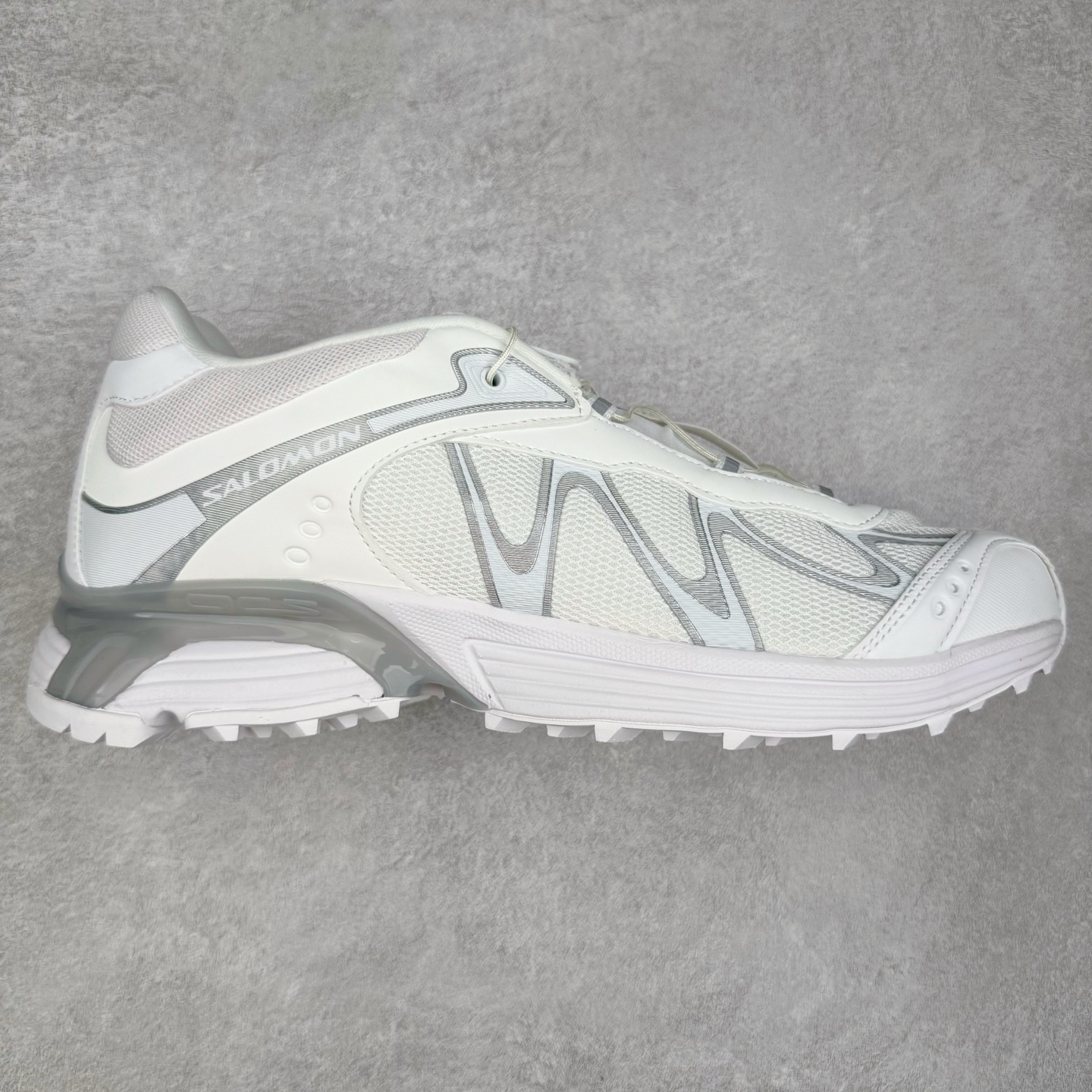 ＃GX SALOMON XT-WHISPER 萨洛蒙圆头防滑耐磨低帮休闲越野训练城市通勤跑步鞋 男女同款 浅棕色 纯原外贸平台特供订单 耗时半年巨作 全套原纸板楦头开发 原厂特供网布配套加持 确保原汁原味 完美呈现版型 原档数据独家私模五层组合大底 男女鞋同步官方开发至46.5 原装Ortholite轻量化鞋垫 中底布带钢印编号 原厂TPU锁扣 进口港宝加持 后跟自然饱满 还原公司包裹性 鞋面以“锯齿”状的包裹系统呈现 在基色底之下加入了各种色点缀 将公司的最新技术和时尚前卫的造型融入耐用的长跑款式中 鞋面由 TPU 薄膜制成 并焊接在高耐磨网眼上 使其既时尚又坚固 由 ACS底盘支撑 可增强稳定性和支撑力 以及由橡胶凸耳 Contragrip外底覆盖的 EVA 缓冲中底 旨在应对崎岖的地形 鞋舌上的彩色Salomon 标签、Quicklace 系统以及鞋头、鞋舌和鞋跟上的附加品牌使细节更加完美 让穿着者可以轻松驾驭户外与通勤下的任何运动生活场景 无缝鞋身户外随意纵横 颜值与脚感兼备 出街通勤 绝对非常吸睛 你值得拥有 尺码：36 36.5 37.5 38 38.5 39 40 40.5 41 42 42.5 43 44 44.5 45 46 46.5 注意：偏小1码-选品中心