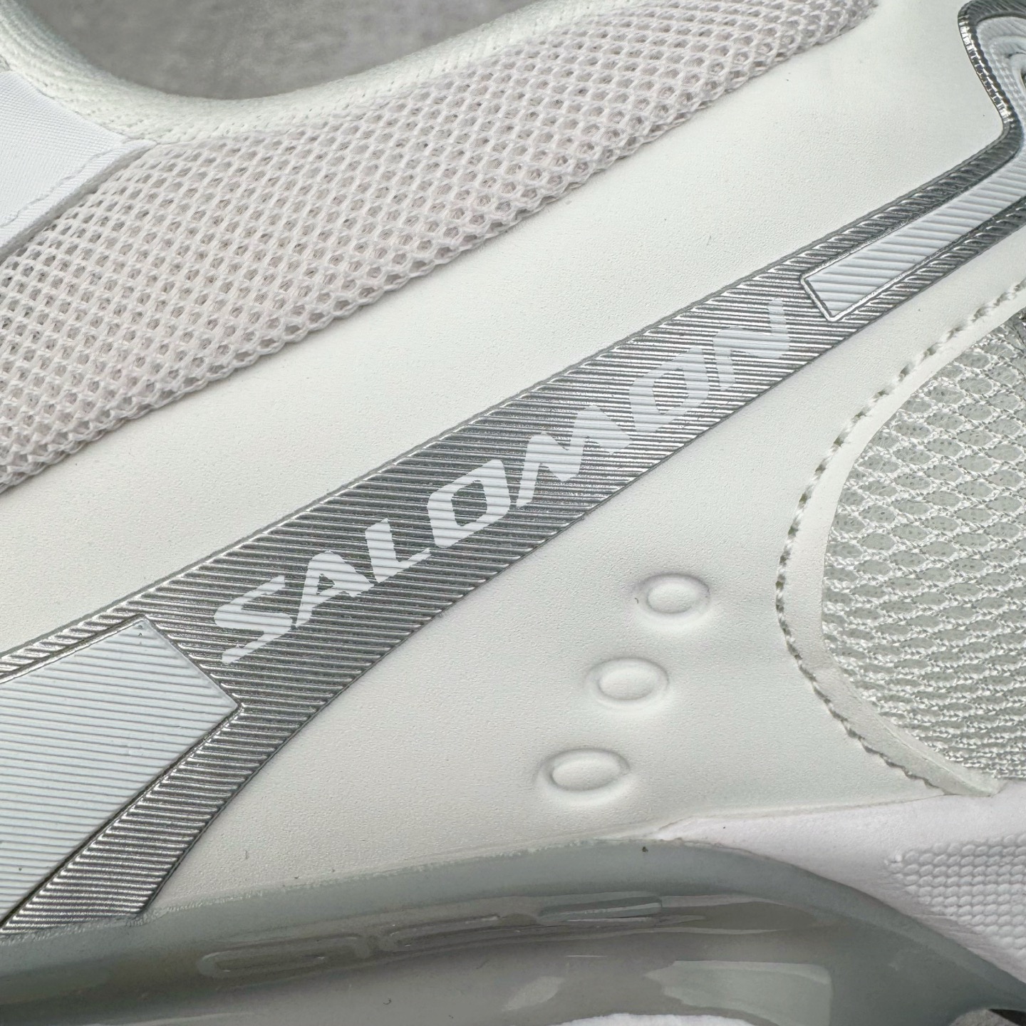 图片[17]-＃GX SALOMON XT-WHISPER 萨洛蒙圆头防滑耐磨低帮休闲越野训练城市通勤跑步鞋 男女同款 浅棕色 纯原外贸平台特供订单 耗时半年巨作 全套原纸板楦头开发 原厂特供网布配套加持 确保原汁原味 完美呈现版型 原档数据独家私模五层组合大底 男女鞋同步官方开发至46.5 原装Ortholite轻量化鞋垫 中底布带钢印编号 原厂TPU锁扣 进口港宝加持 后跟自然饱满 还原公司包裹性 鞋面以“锯齿”状的包裹系统呈现 在基色底之下加入了各种色点缀 将公司的最新技术和时尚前卫的造型融入耐用的长跑款式中 鞋面由 TPU 薄膜制成 并焊接在高耐磨网眼上 使其既时尚又坚固 由 ACS底盘支撑 可增强稳定性和支撑力 以及由橡胶凸耳 Contragrip外底覆盖的 EVA 缓冲中底 旨在应对崎岖的地形 鞋舌上的彩色Salomon 标签、Quicklace 系统以及鞋头、鞋舌和鞋跟上的附加品牌使细节更加完美 让穿着者可以轻松驾驭户外与通勤下的任何运动生活场景 无缝鞋身户外随意纵横 颜值与脚感兼备 出街通勤 绝对非常吸睛 你值得拥有 尺码：36 36.5 37.5 38 38.5 39 40 40.5 41 42 42.5 43 44 44.5 45 46 46.5 注意：偏小1码-选品中心