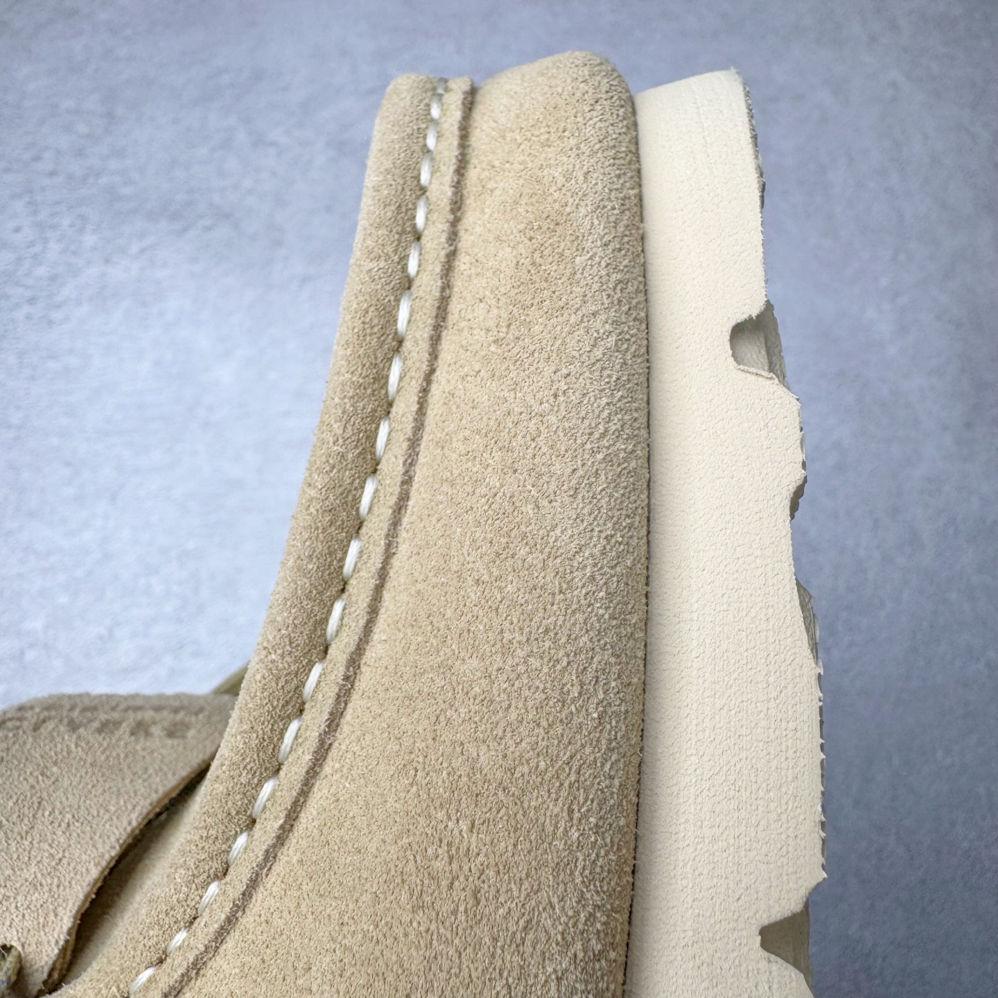 图片[17]-＃GD广顶 Clarks Originals WALLABEE 其乐时尚复古休闲鞋袋鼠鞋GTX男款时尚复古休闲鞋 Clarks的故事起源于1825年的英格兰南部萨默塞特郡，创始人Cyrus Clark和James Clark使用羊皮打造了一双拖鞋，这在当时是开创性的突破。融合创新和近200年的精湛工艺，这一点仍然是Clarks现在坚持的核心。一如既往，每双鞋都源自手工雕刻的木制鞋楦，先进的工艺、技术和现代材质，让我们能够打造更加精湛完美的“定制感”精品鞋履。1883年，Clarks 超前提出“HYGIENIC健康鞋”的理念，鞋款设计从人体工学角度出发，引领了整个制鞋行业的变革。1950年，Clarks迎来又一个里程碑式的发展—家族第四代成员Nathan Clark 设计创造了史上第一双沙漠靴DesertBoot，也代表着Clarks Originals 的正式诞生。自此，原创•个性•复古的三大DNA注定Clarks Originals 会成为鞋履界一个别样精彩的故事。实拍调校N版已经零色差零失真 百分百还原实物色彩所见即所得 不存在货不对板色差等低级问题 选购参考实物拍摄 不混卖不参货 只用心做好货严格选品 承诺混一赔十 尺码：36 36.5 37.5 38 38.5 39 40 40.5 41 42 42.5 43 44 44.5 45-选品中心