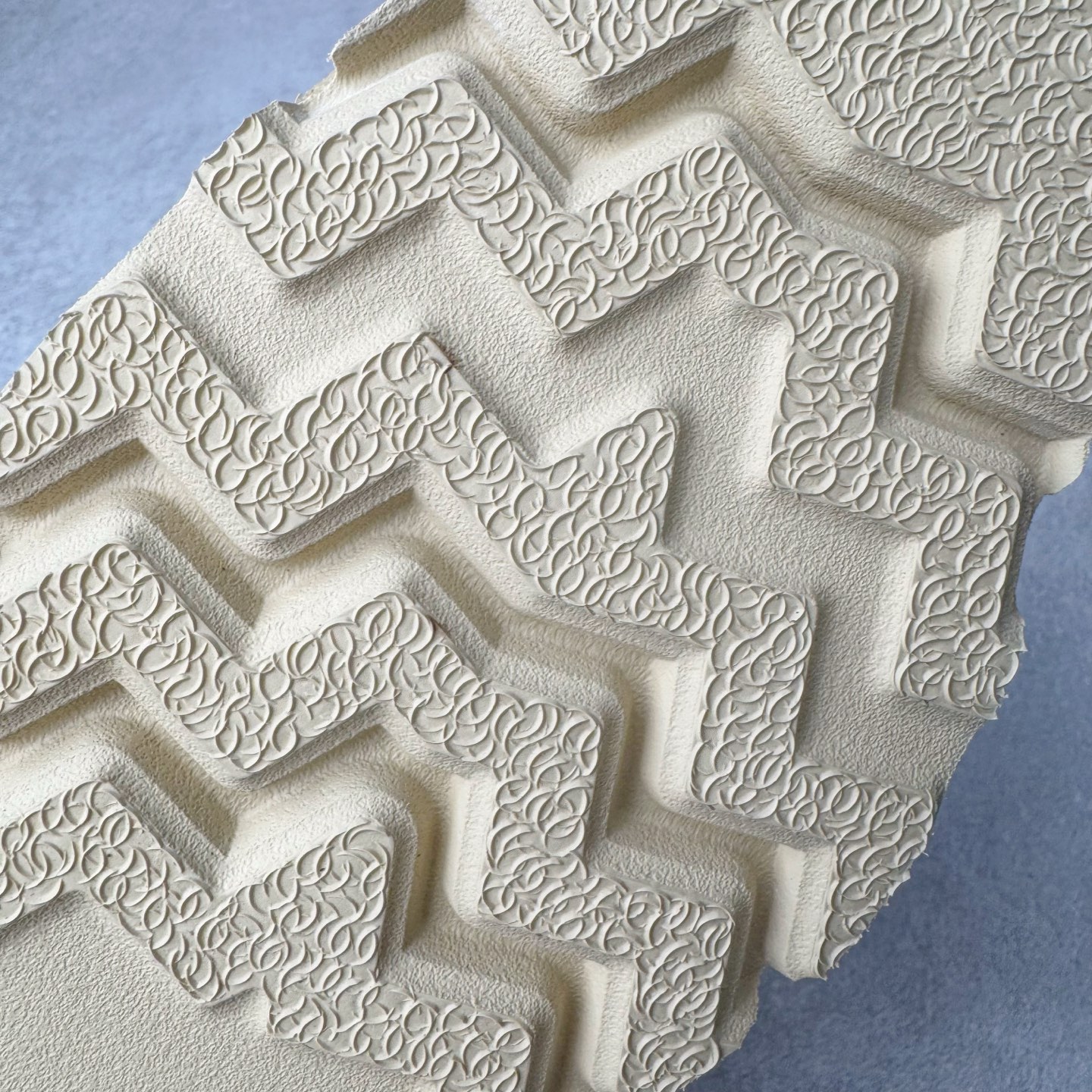 图片[20]-＃GD广顶 Clarks Originals WALLABEE 其乐时尚复古休闲鞋袋鼠鞋GTX男款时尚复古休闲鞋 Clarks的故事起源于1825年的英格兰南部萨默塞特郡，创始人Cyrus Clark和James Clark使用羊皮打造了一双拖鞋，这在当时是开创性的突破。融合创新和近200年的精湛工艺，这一点仍然是Clarks现在坚持的核心。一如既往，每双鞋都源自手工雕刻的木制鞋楦，先进的工艺、技术和现代材质，让我们能够打造更加精湛完美的“定制感”精品鞋履。1883年，Clarks 超前提出“HYGIENIC健康鞋”的理念，鞋款设计从人体工学角度出发，引领了整个制鞋行业的变革。1950年，Clarks迎来又一个里程碑式的发展—家族第四代成员Nathan Clark 设计创造了史上第一双沙漠靴DesertBoot，也代表着Clarks Originals 的正式诞生。自此，原创•个性•复古的三大DNA注定Clarks Originals 会成为鞋履界一个别样精彩的故事。实拍调校N版已经零色差零失真 百分百还原实物色彩所见即所得 不存在货不对板色差等低级问题 选购参考实物拍摄 不混卖不参货 只用心做好货严格选品 承诺混一赔十 尺码：36 36.5 37.5 38 38.5 39 40 40.5 41 42 42.5 43 44 44.5 45-选品中心