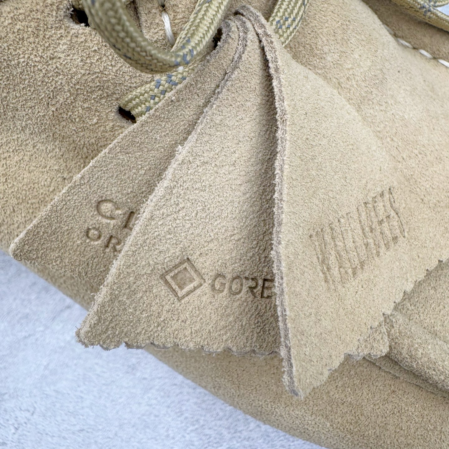 图片[14]-＃GD广顶 Clarks Originals WALLABEE 其乐时尚复古休闲鞋袋鼠鞋GTX男款时尚复古休闲鞋 Clarks的故事起源于1825年的英格兰南部萨默塞特郡，创始人Cyrus Clark和James Clark使用羊皮打造了一双拖鞋，这在当时是开创性的突破。融合创新和近200年的精湛工艺，这一点仍然是Clarks现在坚持的核心。一如既往，每双鞋都源自手工雕刻的木制鞋楦，先进的工艺、技术和现代材质，让我们能够打造更加精湛完美的“定制感”精品鞋履。1883年，Clarks 超前提出“HYGIENIC健康鞋”的理念，鞋款设计从人体工学角度出发，引领了整个制鞋行业的变革。1950年，Clarks迎来又一个里程碑式的发展—家族第四代成员Nathan Clark 设计创造了史上第一双沙漠靴DesertBoot，也代表着Clarks Originals 的正式诞生。自此，原创•个性•复古的三大DNA注定Clarks Originals 会成为鞋履界一个别样精彩的故事。实拍调校N版已经零色差零失真 百分百还原实物色彩所见即所得 不存在货不对板色差等低级问题 选购参考实物拍摄 不混卖不参货 只用心做好货严格选品 承诺混一赔十 尺码：36 36.5 37.5 38 38.5 39 40 40.5 41 42 42.5 43 44 44.5 45-选品中心