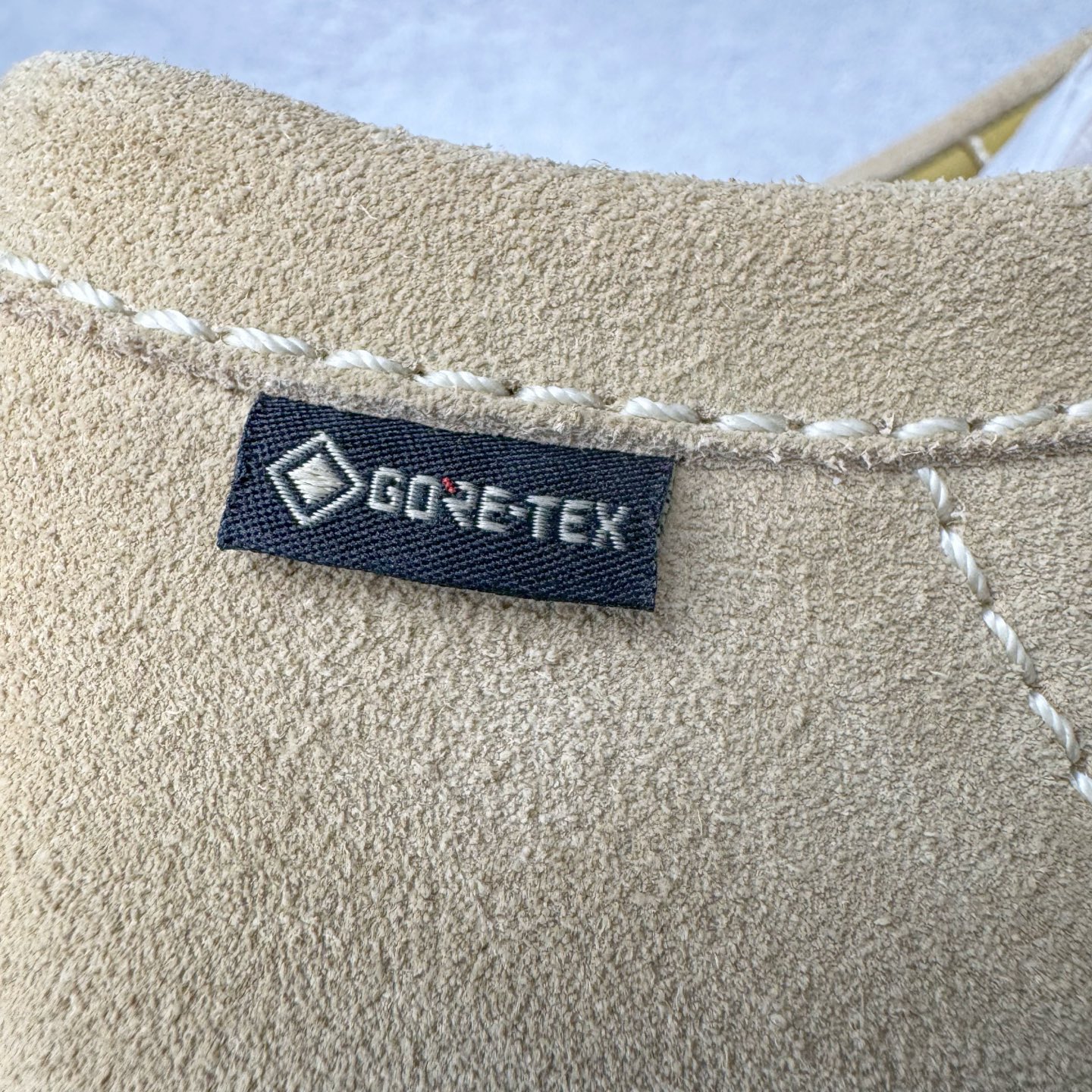 图片[19]-＃GD广顶 Clarks Originals WALLABEE 其乐时尚复古休闲鞋袋鼠鞋GTX男款时尚复古休闲鞋 Clarks的故事起源于1825年的英格兰南部萨默塞特郡，创始人Cyrus Clark和James Clark使用羊皮打造了一双拖鞋，这在当时是开创性的突破。融合创新和近200年的精湛工艺，这一点仍然是Clarks现在坚持的核心。一如既往，每双鞋都源自手工雕刻的木制鞋楦，先进的工艺、技术和现代材质，让我们能够打造更加精湛完美的“定制感”精品鞋履。1883年，Clarks 超前提出“HYGIENIC健康鞋”的理念，鞋款设计从人体工学角度出发，引领了整个制鞋行业的变革。1950年，Clarks迎来又一个里程碑式的发展—家族第四代成员Nathan Clark 设计创造了史上第一双沙漠靴DesertBoot，也代表着Clarks Originals 的正式诞生。自此，原创•个性•复古的三大DNA注定Clarks Originals 会成为鞋履界一个别样精彩的故事。实拍调校N版已经零色差零失真 百分百还原实物色彩所见即所得 不存在货不对板色差等低级问题 选购参考实物拍摄 不混卖不参货 只用心做好货严格选品 承诺混一赔十 尺码：36 36.5 37.5 38 38.5 39 40 40.5 41 42 42.5 43 44 44.5 45-选品中心