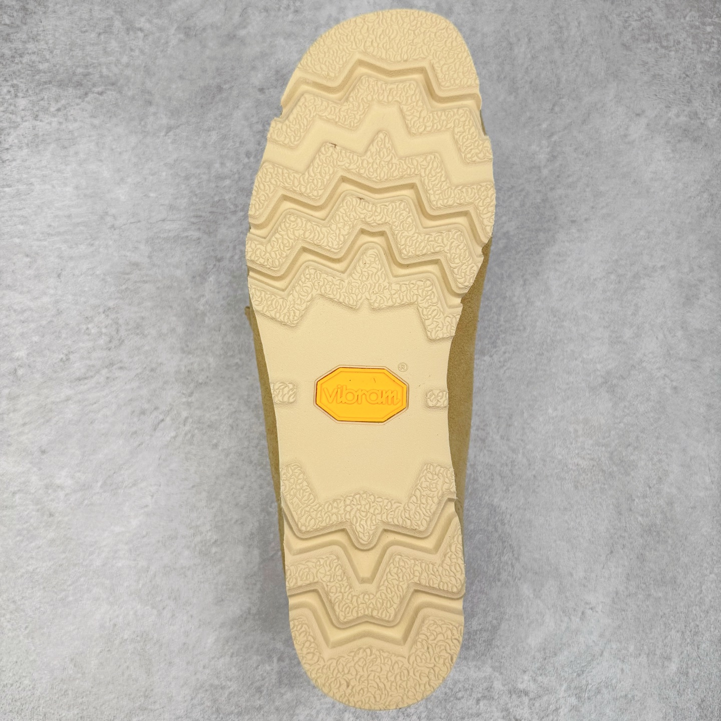 图片[9]-＃GD广顶 Clarks Originals WALLABEE 其乐时尚复古休闲鞋袋鼠鞋GTX男款时尚复古休闲鞋 Clarks的故事起源于1825年的英格兰南部萨默塞特郡，创始人Cyrus Clark和James Clark使用羊皮打造了一双拖鞋，这在当时是开创性的突破。融合创新和近200年的精湛工艺，这一点仍然是Clarks现在坚持的核心。一如既往，每双鞋都源自手工雕刻的木制鞋楦，先进的工艺、技术和现代材质，让我们能够打造更加精湛完美的“定制感”精品鞋履。1883年，Clarks 超前提出“HYGIENIC健康鞋”的理念，鞋款设计从人体工学角度出发，引领了整个制鞋行业的变革。1950年，Clarks迎来又一个里程碑式的发展—家族第四代成员Nathan Clark 设计创造了史上第一双沙漠靴DesertBoot，也代表着Clarks Originals 的正式诞生。自此，原创•个性•复古的三大DNA注定Clarks Originals 会成为鞋履界一个别样精彩的故事。实拍调校N版已经零色差零失真 百分百还原实物色彩所见即所得 不存在货不对板色差等低级问题 选购参考实物拍摄 不混卖不参货 只用心做好货严格选品 承诺混一赔十 尺码：36 36.5 37.5 38 38.5 39 40 40.5 41 42 42.5 43 44 44.5 45-选品中心