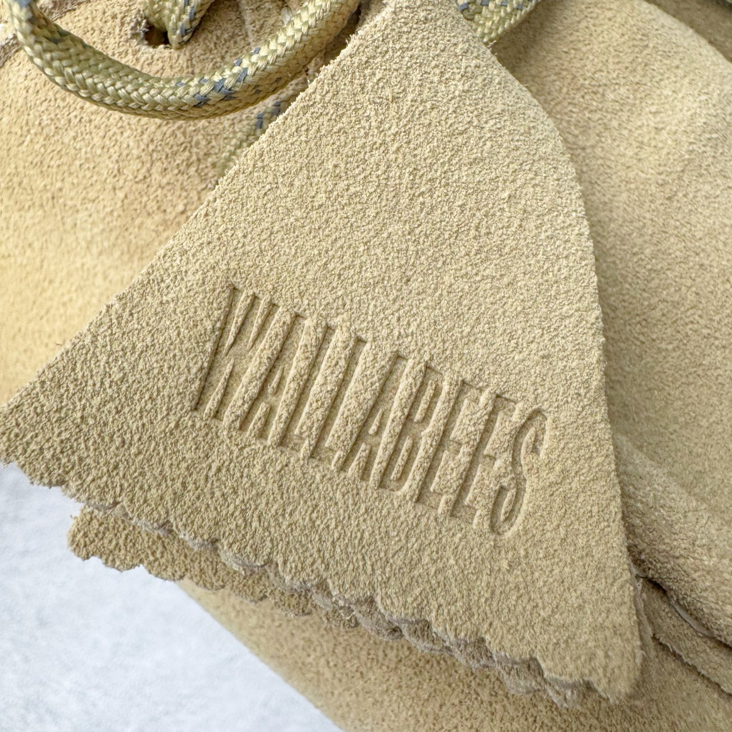 图片[15]-＃GD广顶 Clarks Originals WALLABEE 其乐时尚复古休闲鞋袋鼠鞋GTX男款时尚复古休闲鞋 Clarks的故事起源于1825年的英格兰南部萨默塞特郡，创始人Cyrus Clark和James Clark使用羊皮打造了一双拖鞋，这在当时是开创性的突破。融合创新和近200年的精湛工艺，这一点仍然是Clarks现在坚持的核心。一如既往，每双鞋都源自手工雕刻的木制鞋楦，先进的工艺、技术和现代材质，让我们能够打造更加精湛完美的“定制感”精品鞋履。1883年，Clarks 超前提出“HYGIENIC健康鞋”的理念，鞋款设计从人体工学角度出发，引领了整个制鞋行业的变革。1950年，Clarks迎来又一个里程碑式的发展—家族第四代成员Nathan Clark 设计创造了史上第一双沙漠靴DesertBoot，也代表着Clarks Originals 的正式诞生。自此，原创•个性•复古的三大DNA注定Clarks Originals 会成为鞋履界一个别样精彩的故事。实拍调校N版已经零色差零失真 百分百还原实物色彩所见即所得 不存在货不对板色差等低级问题 选购参考实物拍摄 不混卖不参货 只用心做好货严格选品 承诺混一赔十 尺码：36 36.5 37.5 38 38.5 39 40 40.5 41 42 42.5 43 44 44.5 45-选品中心