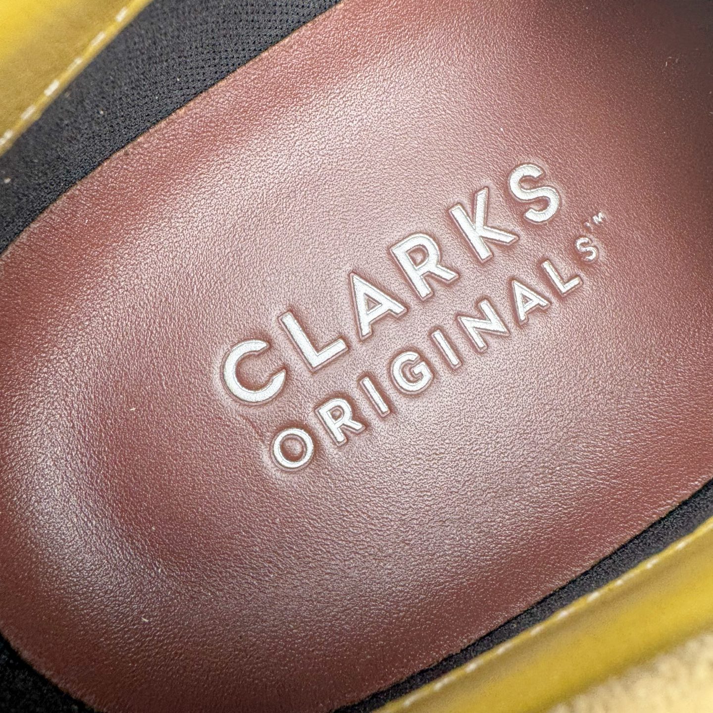 图片[11]-＃GD广顶 Clarks Originals WALLABEE 其乐时尚复古休闲鞋袋鼠鞋GTX男款时尚复古休闲鞋 Clarks的故事起源于1825年的英格兰南部萨默塞特郡，创始人Cyrus Clark和James Clark使用羊皮打造了一双拖鞋，这在当时是开创性的突破。融合创新和近200年的精湛工艺，这一点仍然是Clarks现在坚持的核心。一如既往，每双鞋都源自手工雕刻的木制鞋楦，先进的工艺、技术和现代材质，让我们能够打造更加精湛完美的“定制感”精品鞋履。1883年，Clarks 超前提出“HYGIENIC健康鞋”的理念，鞋款设计从人体工学角度出发，引领了整个制鞋行业的变革。1950年，Clarks迎来又一个里程碑式的发展—家族第四代成员Nathan Clark 设计创造了史上第一双沙漠靴DesertBoot，也代表着Clarks Originals 的正式诞生。自此，原创•个性•复古的三大DNA注定Clarks Originals 会成为鞋履界一个别样精彩的故事。实拍调校N版已经零色差零失真 百分百还原实物色彩所见即所得 不存在货不对板色差等低级问题 选购参考实物拍摄 不混卖不参货 只用心做好货严格选品 承诺混一赔十 尺码：36 36.5 37.5 38 38.5 39 40 40.5 41 42 42.5 43 44 44.5 45-选品中心