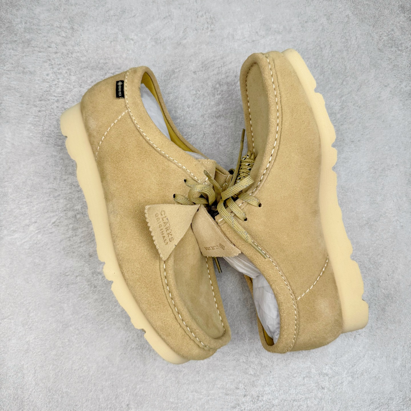 图片[3]-＃GD广顶 Clarks Originals WALLABEE 其乐时尚复古休闲鞋袋鼠鞋GTX男款时尚复古休闲鞋 Clarks的故事起源于1825年的英格兰南部萨默塞特郡，创始人Cyrus Clark和James Clark使用羊皮打造了一双拖鞋，这在当时是开创性的突破。融合创新和近200年的精湛工艺，这一点仍然是Clarks现在坚持的核心。一如既往，每双鞋都源自手工雕刻的木制鞋楦，先进的工艺、技术和现代材质，让我们能够打造更加精湛完美的“定制感”精品鞋履。1883年，Clarks 超前提出“HYGIENIC健康鞋”的理念，鞋款设计从人体工学角度出发，引领了整个制鞋行业的变革。1950年，Clarks迎来又一个里程碑式的发展—家族第四代成员Nathan Clark 设计创造了史上第一双沙漠靴DesertBoot，也代表着Clarks Originals 的正式诞生。自此，原创•个性•复古的三大DNA注定Clarks Originals 会成为鞋履界一个别样精彩的故事。实拍调校N版已经零色差零失真 百分百还原实物色彩所见即所得 不存在货不对板色差等低级问题 选购参考实物拍摄 不混卖不参货 只用心做好货严格选品 承诺混一赔十 尺码：36 36.5 37.5 38 38.5 39 40 40.5 41 42 42.5 43 44 44.5 45-选品中心