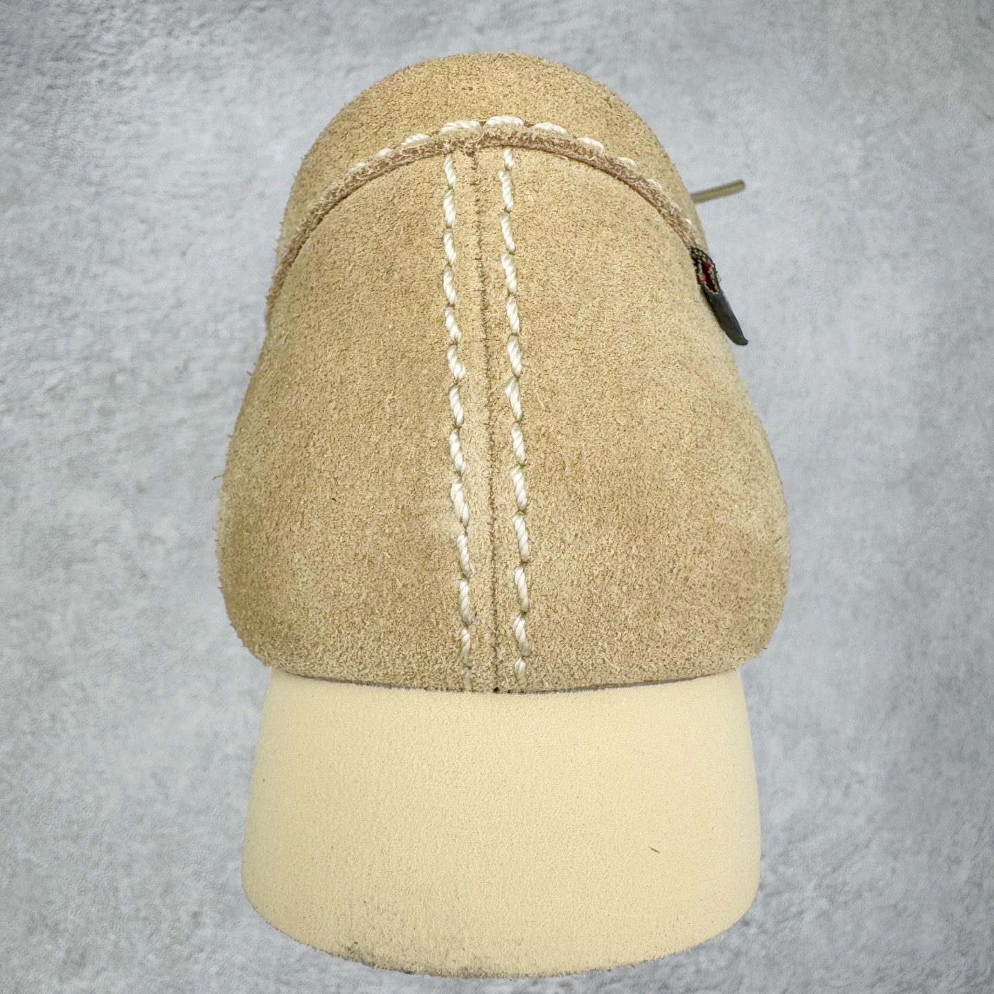 图片[8]-＃GD广顶 Clarks Originals WALLABEE 其乐时尚复古休闲鞋袋鼠鞋GTX男款时尚复古休闲鞋 Clarks的故事起源于1825年的英格兰南部萨默塞特郡，创始人Cyrus Clark和James Clark使用羊皮打造了一双拖鞋，这在当时是开创性的突破。融合创新和近200年的精湛工艺，这一点仍然是Clarks现在坚持的核心。一如既往，每双鞋都源自手工雕刻的木制鞋楦，先进的工艺、技术和现代材质，让我们能够打造更加精湛完美的“定制感”精品鞋履。1883年，Clarks 超前提出“HYGIENIC健康鞋”的理念，鞋款设计从人体工学角度出发，引领了整个制鞋行业的变革。1950年，Clarks迎来又一个里程碑式的发展—家族第四代成员Nathan Clark 设计创造了史上第一双沙漠靴DesertBoot，也代表着Clarks Originals 的正式诞生。自此，原创•个性•复古的三大DNA注定Clarks Originals 会成为鞋履界一个别样精彩的故事。实拍调校N版已经零色差零失真 百分百还原实物色彩所见即所得 不存在货不对板色差等低级问题 选购参考实物拍摄 不混卖不参货 只用心做好货严格选品 承诺混一赔十 尺码：36 36.5 37.5 38 38.5 39 40 40.5 41 42 42.5 43 44 44.5 45-选品中心