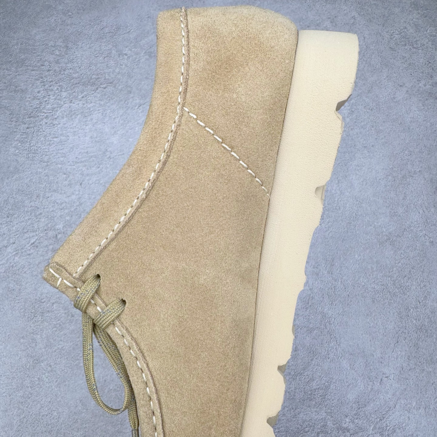 图片[7]-＃GD广顶 Clarks Originals WALLABEE 其乐时尚复古休闲鞋袋鼠鞋GTX男款时尚复古休闲鞋 Clarks的故事起源于1825年的英格兰南部萨默塞特郡，创始人Cyrus Clark和James Clark使用羊皮打造了一双拖鞋，这在当时是开创性的突破。融合创新和近200年的精湛工艺，这一点仍然是Clarks现在坚持的核心。一如既往，每双鞋都源自手工雕刻的木制鞋楦，先进的工艺、技术和现代材质，让我们能够打造更加精湛完美的“定制感”精品鞋履。1883年，Clarks 超前提出“HYGIENIC健康鞋”的理念，鞋款设计从人体工学角度出发，引领了整个制鞋行业的变革。1950年，Clarks迎来又一个里程碑式的发展—家族第四代成员Nathan Clark 设计创造了史上第一双沙漠靴DesertBoot，也代表着Clarks Originals 的正式诞生。自此，原创•个性•复古的三大DNA注定Clarks Originals 会成为鞋履界一个别样精彩的故事。实拍调校N版已经零色差零失真 百分百还原实物色彩所见即所得 不存在货不对板色差等低级问题 选购参考实物拍摄 不混卖不参货 只用心做好货严格选品 承诺混一赔十 尺码：36 36.5 37.5 38 38.5 39 40 40.5 41 42 42.5 43 44 44.5 45-选品中心