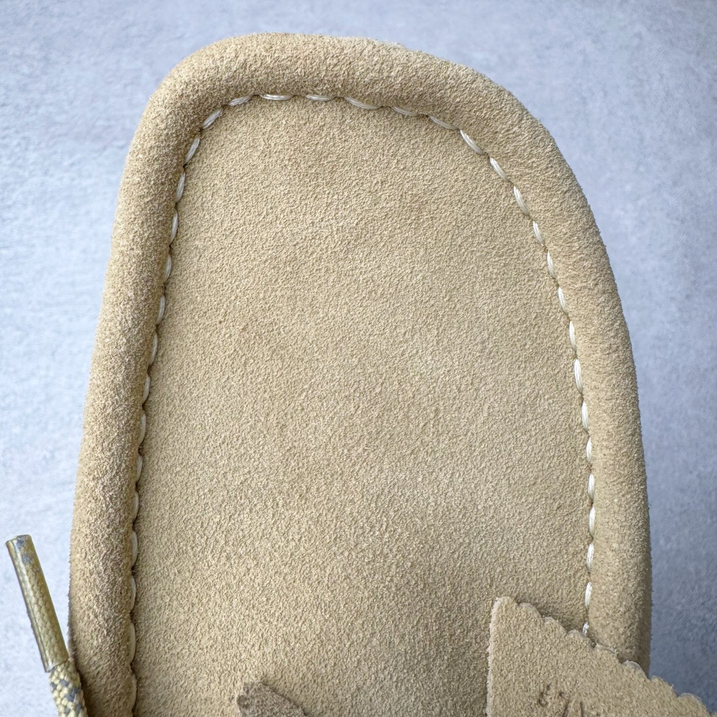 图片[16]-＃GD广顶 Clarks Originals WALLABEE 其乐时尚复古休闲鞋袋鼠鞋GTX男款时尚复古休闲鞋 Clarks的故事起源于1825年的英格兰南部萨默塞特郡，创始人Cyrus Clark和James Clark使用羊皮打造了一双拖鞋，这在当时是开创性的突破。融合创新和近200年的精湛工艺，这一点仍然是Clarks现在坚持的核心。一如既往，每双鞋都源自手工雕刻的木制鞋楦，先进的工艺、技术和现代材质，让我们能够打造更加精湛完美的“定制感”精品鞋履。1883年，Clarks 超前提出“HYGIENIC健康鞋”的理念，鞋款设计从人体工学角度出发，引领了整个制鞋行业的变革。1950年，Clarks迎来又一个里程碑式的发展—家族第四代成员Nathan Clark 设计创造了史上第一双沙漠靴DesertBoot，也代表着Clarks Originals 的正式诞生。自此，原创•个性•复古的三大DNA注定Clarks Originals 会成为鞋履界一个别样精彩的故事。实拍调校N版已经零色差零失真 百分百还原实物色彩所见即所得 不存在货不对板色差等低级问题 选购参考实物拍摄 不混卖不参货 只用心做好货严格选品 承诺混一赔十 尺码：36 36.5 37.5 38 38.5 39 40 40.5 41 42 42.5 43 44 44.5 45-选品中心