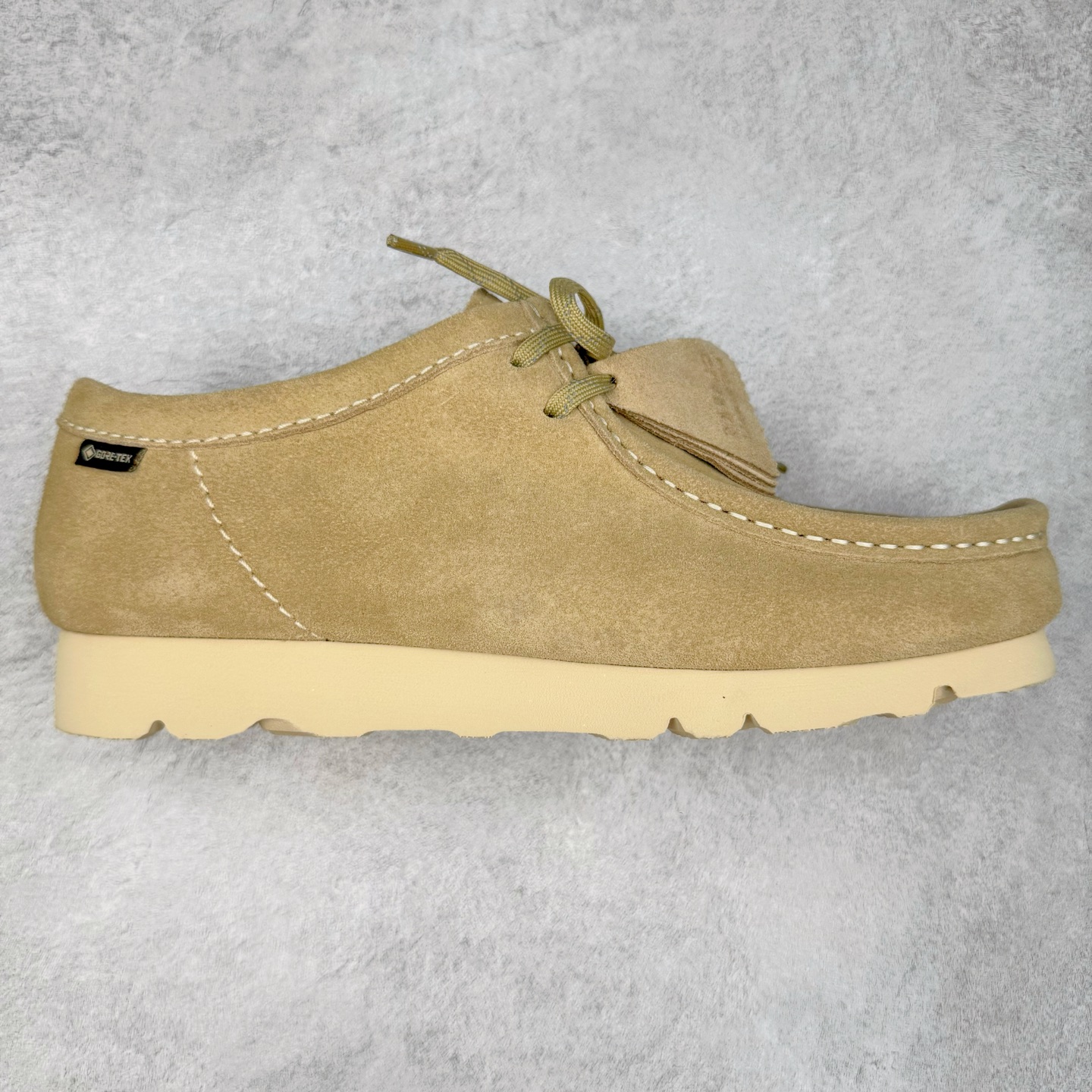 ＃GD广顶 Clarks Originals WALLABEE 其乐时尚复古休闲鞋袋鼠鞋GTX男款时尚复古休闲鞋 Clarks的故事起源于1825年的英格兰南部萨默塞特郡，创始人Cyrus Clark和James Clark使用羊皮打造了一双拖鞋，这在当时是开创性的突破。融合创新和近200年的精湛工艺，这一点仍然是Clarks现在坚持的核心。一如既往，每双鞋都源自手工雕刻的木制鞋楦，先进的工艺、技术和现代材质，让我们能够打造更加精湛完美的“定制感”精品鞋履。1883年，Clarks 超前提出“HYGIENIC健康鞋”的理念，鞋款设计从人体工学角度出发，引领了整个制鞋行业的变革。1950年，Clarks迎来又一个里程碑式的发展—家族第四代成员Nathan Clark 设计创造了史上第一双沙漠靴DesertBoot，也代表着Clarks Originals 的正式诞生。自此，原创•个性•复古的三大DNA注定Clarks Originals 会成为鞋履界一个别样精彩的故事。实拍调校N版已经零色差零失真 百分百还原实物色彩所见即所得 不存在货不对板色差等低级问题 选购参考实物拍摄 不混卖不参货 只用心做好货严格选品 承诺混一赔十 尺码：36 36.5 37.5 38 38.5 39 40 40.5 41 42 42.5 43 44 44.5 45-选品中心