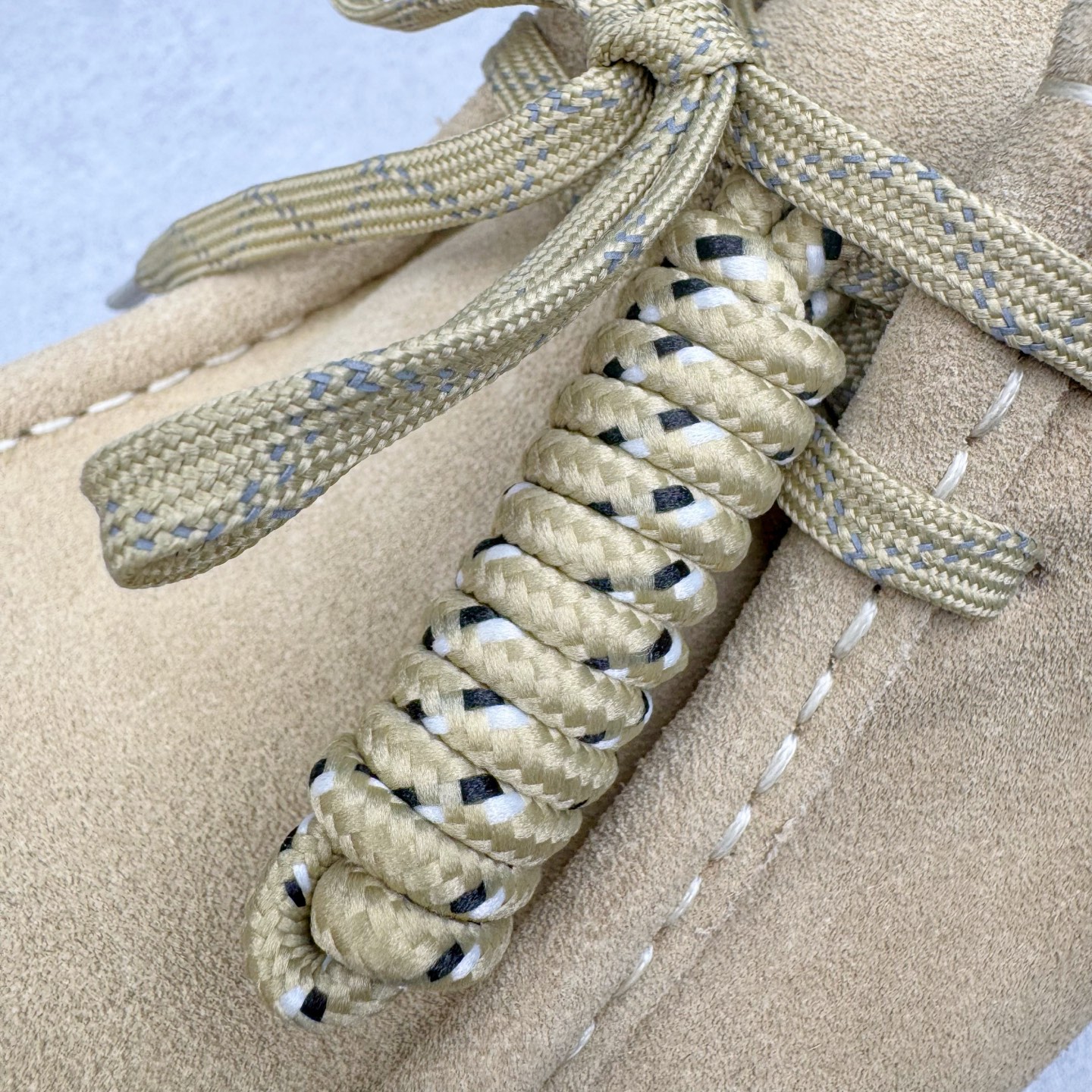 图片[12]-＃GD广顶 Clarks Originals WALLABEE 其乐时尚复古休闲鞋袋鼠鞋GTX男款时尚复古休闲鞋 Clarks的故事起源于1825年的英格兰南部萨默塞特郡，创始人Cyrus Clark和James Clark使用羊皮打造了一双拖鞋，这在当时是开创性的突破。融合创新和近200年的精湛工艺，这一点仍然是Clarks现在坚持的核心。一如既往，每双鞋都源自手工雕刻的木制鞋楦，先进的工艺、技术和现代材质，让我们能够打造更加精湛完美的“定制感”精品鞋履。1883年，Clarks 超前提出“HYGIENIC健康鞋”的理念，鞋款设计从人体工学角度出发，引领了整个制鞋行业的变革。1950年，Clarks迎来又一个里程碑式的发展—家族第四代成员Nathan Clark 设计创造了史上第一双沙漠靴DesertBoot，也代表着Clarks Originals 的正式诞生。自此，原创•个性•复古的三大DNA注定Clarks Originals 会成为鞋履界一个别样精彩的故事。实拍调校N版已经零色差零失真 百分百还原实物色彩所见即所得 不存在货不对板色差等低级问题 选购参考实物拍摄 不混卖不参货 只用心做好货严格选品 承诺混一赔十 尺码：36 36.5 37.5 38 38.5 39 40 40.5 41 42 42.5 43 44 44.5 45-选品中心