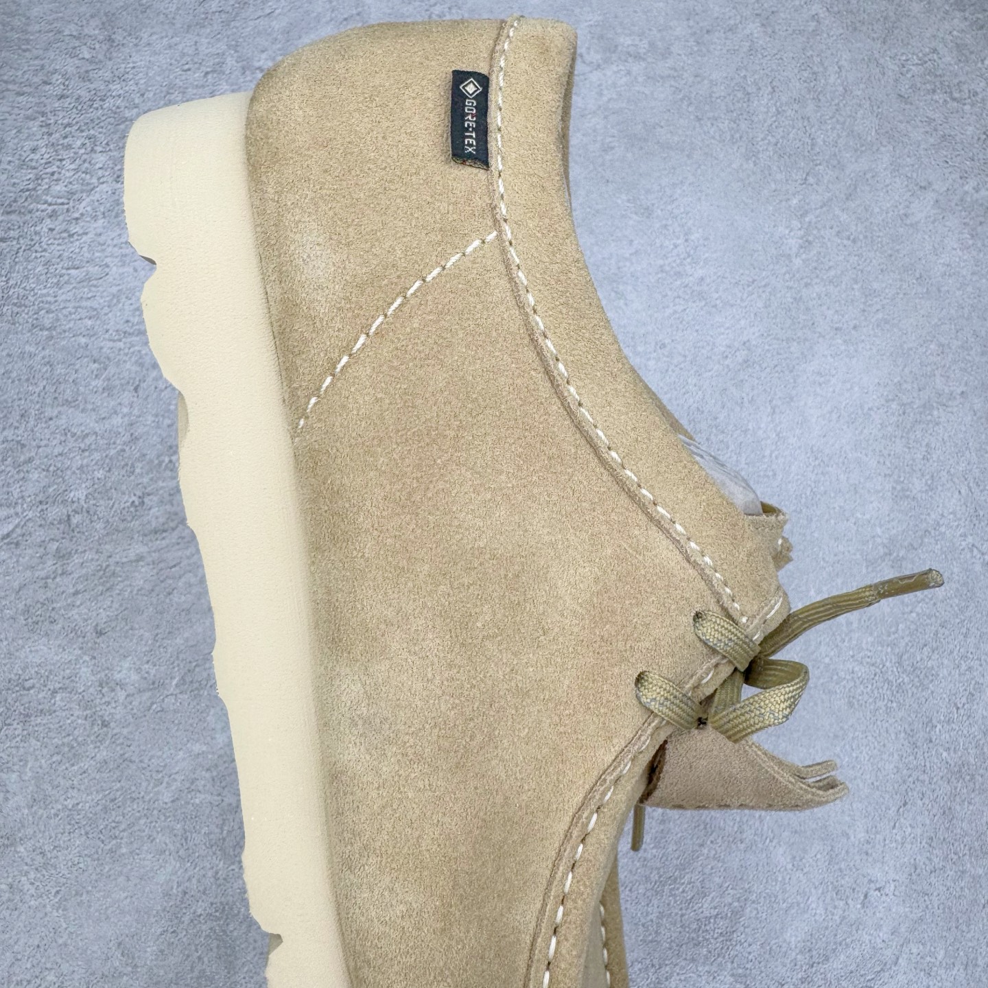 图片[6]-＃GD广顶 Clarks Originals WALLABEE 其乐时尚复古休闲鞋袋鼠鞋GTX男款时尚复古休闲鞋 Clarks的故事起源于1825年的英格兰南部萨默塞特郡，创始人Cyrus Clark和James Clark使用羊皮打造了一双拖鞋，这在当时是开创性的突破。融合创新和近200年的精湛工艺，这一点仍然是Clarks现在坚持的核心。一如既往，每双鞋都源自手工雕刻的木制鞋楦，先进的工艺、技术和现代材质，让我们能够打造更加精湛完美的“定制感”精品鞋履。1883年，Clarks 超前提出“HYGIENIC健康鞋”的理念，鞋款设计从人体工学角度出发，引领了整个制鞋行业的变革。1950年，Clarks迎来又一个里程碑式的发展—家族第四代成员Nathan Clark 设计创造了史上第一双沙漠靴DesertBoot，也代表着Clarks Originals 的正式诞生。自此，原创•个性•复古的三大DNA注定Clarks Originals 会成为鞋履界一个别样精彩的故事。实拍调校N版已经零色差零失真 百分百还原实物色彩所见即所得 不存在货不对板色差等低级问题 选购参考实物拍摄 不混卖不参货 只用心做好货严格选品 承诺混一赔十 尺码：36 36.5 37.5 38 38.5 39 40 40.5 41 42 42.5 43 44 44.5 45-选品中心