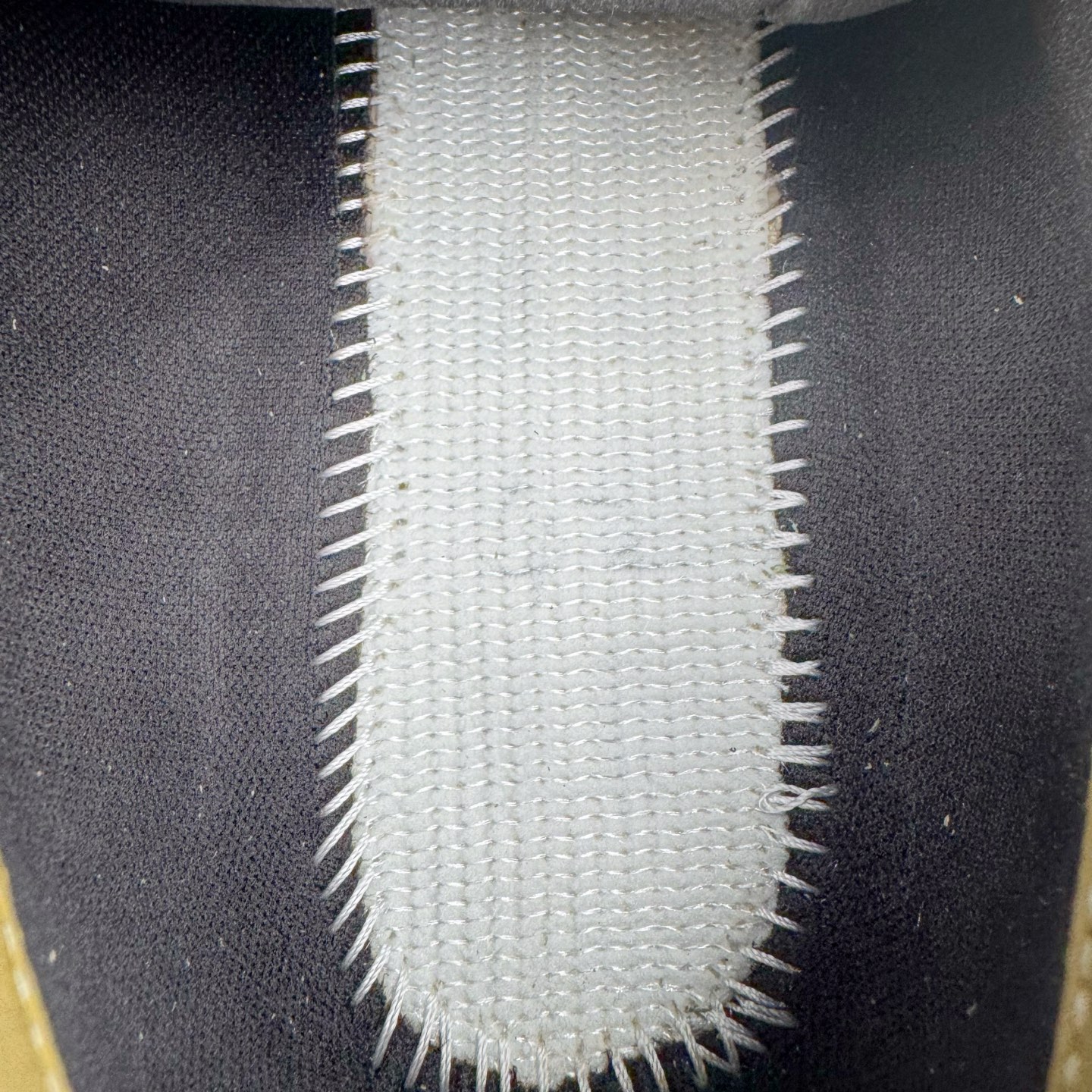 图片[10]-＃GD广顶 Clarks Originals WALLABEE 其乐时尚复古休闲鞋袋鼠鞋GTX男款时尚复古休闲鞋 Clarks的故事起源于1825年的英格兰南部萨默塞特郡，创始人Cyrus Clark和James Clark使用羊皮打造了一双拖鞋，这在当时是开创性的突破。融合创新和近200年的精湛工艺，这一点仍然是Clarks现在坚持的核心。一如既往，每双鞋都源自手工雕刻的木制鞋楦，先进的工艺、技术和现代材质，让我们能够打造更加精湛完美的“定制感”精品鞋履。1883年，Clarks 超前提出“HYGIENIC健康鞋”的理念，鞋款设计从人体工学角度出发，引领了整个制鞋行业的变革。1950年，Clarks迎来又一个里程碑式的发展—家族第四代成员Nathan Clark 设计创造了史上第一双沙漠靴DesertBoot，也代表着Clarks Originals 的正式诞生。自此，原创•个性•复古的三大DNA注定Clarks Originals 会成为鞋履界一个别样精彩的故事。实拍调校N版已经零色差零失真 百分百还原实物色彩所见即所得 不存在货不对板色差等低级问题 选购参考实物拍摄 不混卖不参货 只用心做好货严格选品 承诺混一赔十 尺码：36 36.5 37.5 38 38.5 39 40 40.5 41 42 42.5 43 44 44.5 45-选品中心