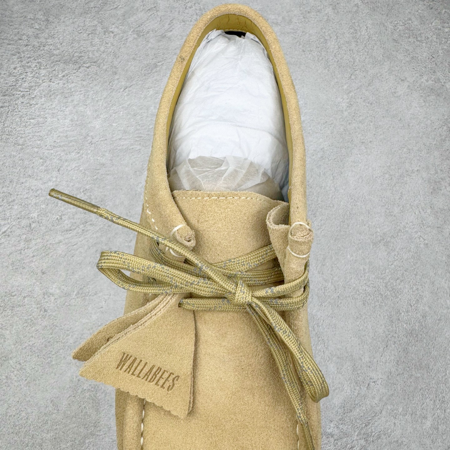 图片[5]-＃GD广顶 Clarks Originals WALLABEE 其乐时尚复古休闲鞋袋鼠鞋GTX男款时尚复古休闲鞋 Clarks的故事起源于1825年的英格兰南部萨默塞特郡，创始人Cyrus Clark和James Clark使用羊皮打造了一双拖鞋，这在当时是开创性的突破。融合创新和近200年的精湛工艺，这一点仍然是Clarks现在坚持的核心。一如既往，每双鞋都源自手工雕刻的木制鞋楦，先进的工艺、技术和现代材质，让我们能够打造更加精湛完美的“定制感”精品鞋履。1883年，Clarks 超前提出“HYGIENIC健康鞋”的理念，鞋款设计从人体工学角度出发，引领了整个制鞋行业的变革。1950年，Clarks迎来又一个里程碑式的发展—家族第四代成员Nathan Clark 设计创造了史上第一双沙漠靴DesertBoot，也代表着Clarks Originals 的正式诞生。自此，原创•个性•复古的三大DNA注定Clarks Originals 会成为鞋履界一个别样精彩的故事。实拍调校N版已经零色差零失真 百分百还原实物色彩所见即所得 不存在货不对板色差等低级问题 选购参考实物拍摄 不混卖不参货 只用心做好货严格选品 承诺混一赔十 尺码：36 36.5 37.5 38 38.5 39 40 40.5 41 42 42.5 43 44 44.5 45-选品中心