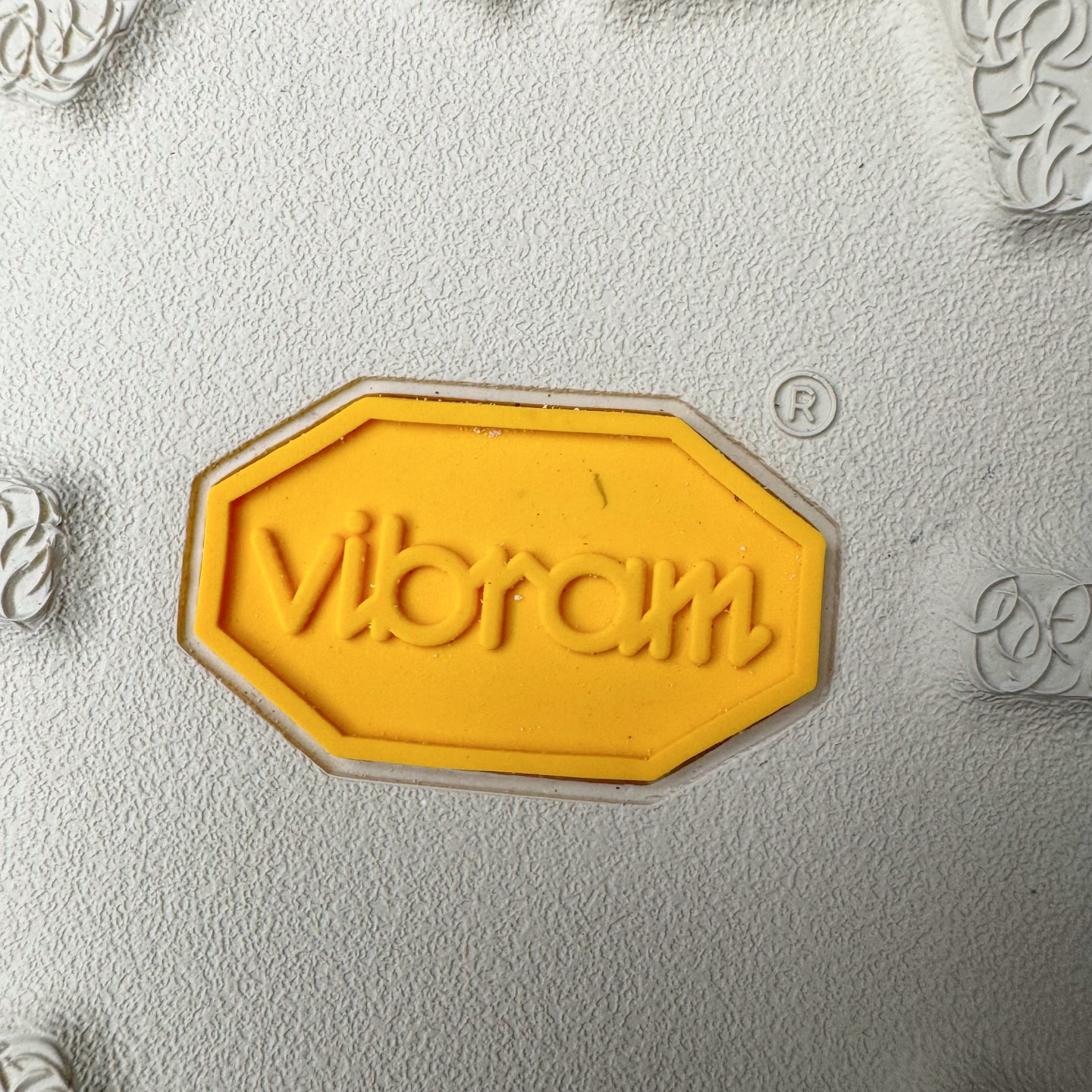 图片[21]-＃GD广顶 Clarks Originals WALLABEE 其乐时尚复古休闲鞋袋鼠鞋GTX男款时尚复古休闲鞋 Clarks的故事起源于1825年的英格兰南部萨默塞特郡，创始人Cyrus Clark和James Clark使用羊皮打造了一双拖鞋，这在当时是开创性的突破。融合创新和近200年的精湛工艺，这一点仍然是Clarks现在坚持的核心。一如既往，每双鞋都源自手工雕刻的木制鞋楦，先进的工艺、技术和现代材质，让我们能够打造更加精湛完美的“定制感”精品鞋履。1883年，Clarks 超前提出“HYGIENIC健康鞋”的理念，鞋款设计从人体工学角度出发，引领了整个制鞋行业的变革。1950年，Clarks迎来又一个里程碑式的发展—家族第四代成员Nathan Clark 设计创造了史上第一双沙漠靴DesertBoot，也代表着Clarks Originals 的正式诞生。自此，原创•个性•复古的三大DNA注定Clarks Originals 会成为鞋履界一个别样精彩的故事。实拍调校N版已经零色差零失真 百分百还原实物色彩所见即所得 不存在货不对板色差等低级问题 选购参考实物拍摄 不混卖不参货 只用心做好货严格选品 承诺混一赔十 尺码：36 36.5 37.5 38 38.5 39 40 40.5 41 42 42.5 43 44 44.5 45-选品中心