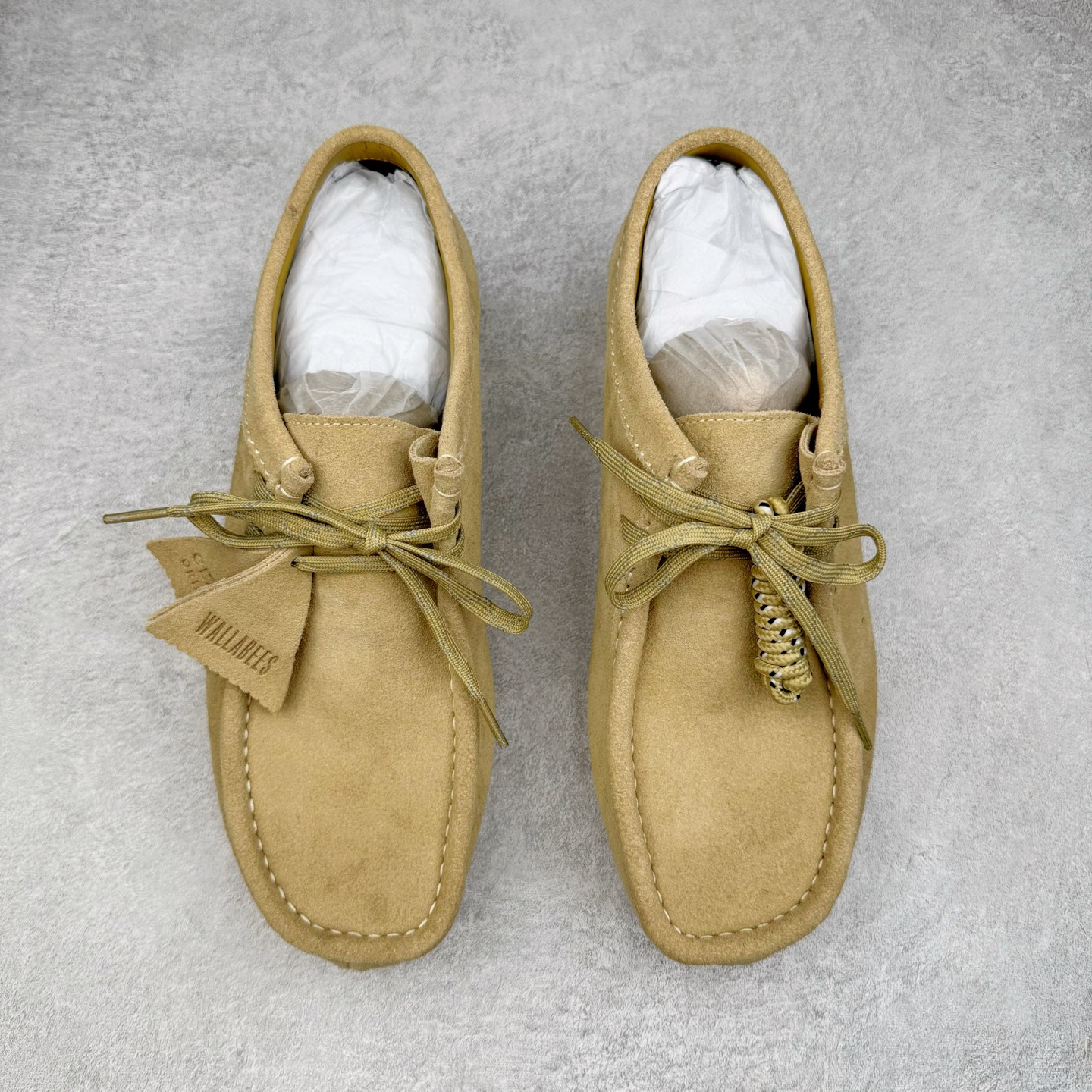 图片[2]-＃GD广顶 Clarks Originals WALLABEE 其乐时尚复古休闲鞋袋鼠鞋GTX男款时尚复古休闲鞋 Clarks的故事起源于1825年的英格兰南部萨默塞特郡，创始人Cyrus Clark和James Clark使用羊皮打造了一双拖鞋，这在当时是开创性的突破。融合创新和近200年的精湛工艺，这一点仍然是Clarks现在坚持的核心。一如既往，每双鞋都源自手工雕刻的木制鞋楦，先进的工艺、技术和现代材质，让我们能够打造更加精湛完美的“定制感”精品鞋履。1883年，Clarks 超前提出“HYGIENIC健康鞋”的理念，鞋款设计从人体工学角度出发，引领了整个制鞋行业的变革。1950年，Clarks迎来又一个里程碑式的发展—家族第四代成员Nathan Clark 设计创造了史上第一双沙漠靴DesertBoot，也代表着Clarks Originals 的正式诞生。自此，原创•个性•复古的三大DNA注定Clarks Originals 会成为鞋履界一个别样精彩的故事。实拍调校N版已经零色差零失真 百分百还原实物色彩所见即所得 不存在货不对板色差等低级问题 选购参考实物拍摄 不混卖不参货 只用心做好货严格选品 承诺混一赔十 尺码：36 36.5 37.5 38 38.5 39 40 40.5 41 42 42.5 43 44 44.5 45-选品中心