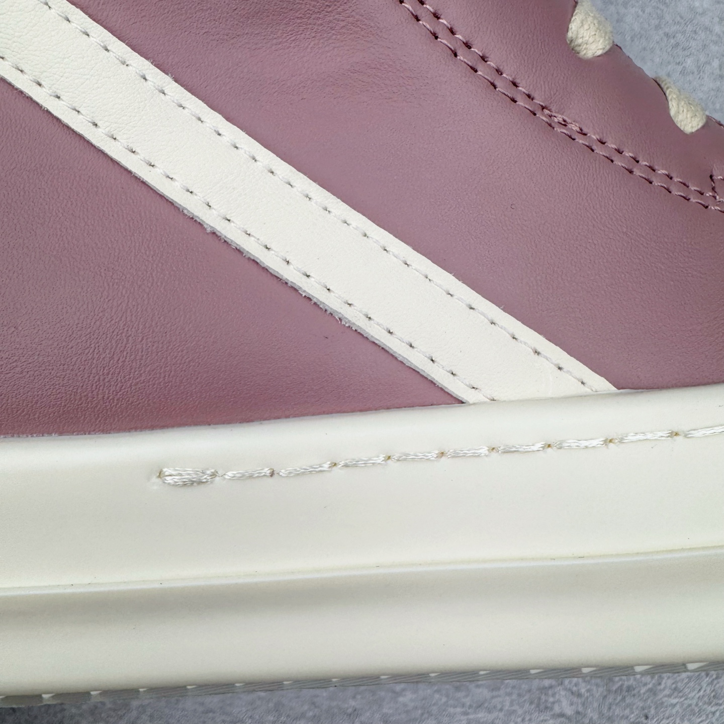 图片[12]-＃DG纯原 Rick Owens FogachineGeobasket 瑞克·欧文斯高帮皮面时尚运动板鞋 白粉 二级市场已经7K以上 平台客户随意卖四位数 RO广东原厂出品 纯原天花板 原版一比一复刻 冲正绝不翻车 还原度达到百分之98以上 原楦开发纸版版型 ZP拆解原版1：1复模裁片纸版 力求做到0错位 这样才能达到和zp一致的鞋型味道 采用进口cnc数控机床开发对版独家tpu奶香大底 区别于市场所有版本 zp同源全头层粒面小牛皮 达到和zp一致手感 原厂进口细纹布 万邦订购原厂高弹粉红色海绵 内里搭配软质细腻羊皮 TPU高密度大底 软硬度透光度高已经测试和原版一致 尺码：36 37 38 39 40 41 42 43 44 45 46-选品中心