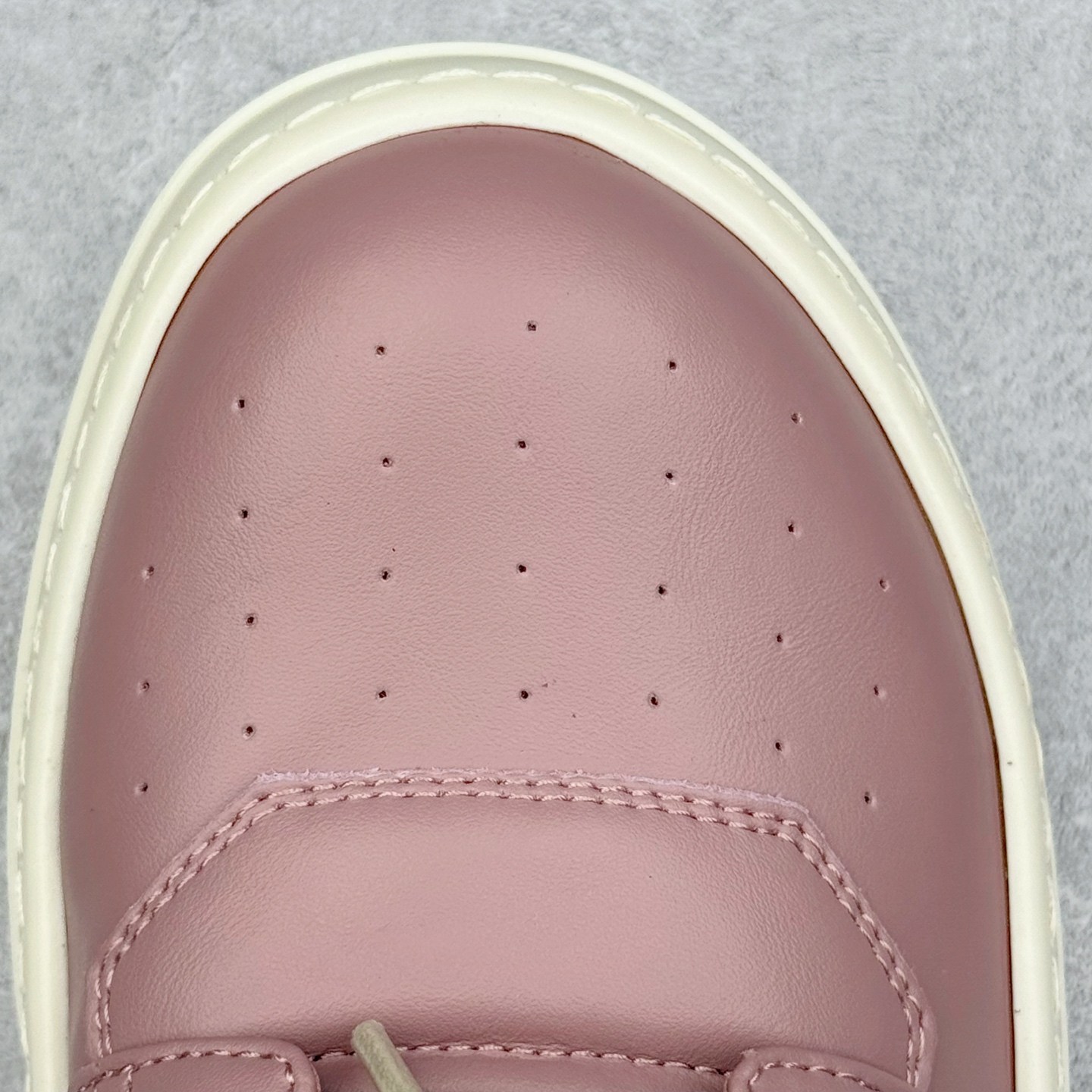 图片[14]-＃DG纯原 Rick Owens FogachineGeobasket 瑞克·欧文斯高帮皮面时尚运动板鞋 白粉 二级市场已经7K以上 平台客户随意卖四位数 RO广东原厂出品 纯原天花板 原版一比一复刻 冲正绝不翻车 还原度达到百分之98以上 原楦开发纸版版型 ZP拆解原版1：1复模裁片纸版 力求做到0错位 这样才能达到和zp一致的鞋型味道 采用进口cnc数控机床开发对版独家tpu奶香大底 区别于市场所有版本 zp同源全头层粒面小牛皮 达到和zp一致手感 原厂进口细纹布 万邦订购原厂高弹粉红色海绵 内里搭配软质细腻羊皮 TPU高密度大底 软硬度透光度高已经测试和原版一致 尺码：36 37 38 39 40 41 42 43 44 45 46-选品中心