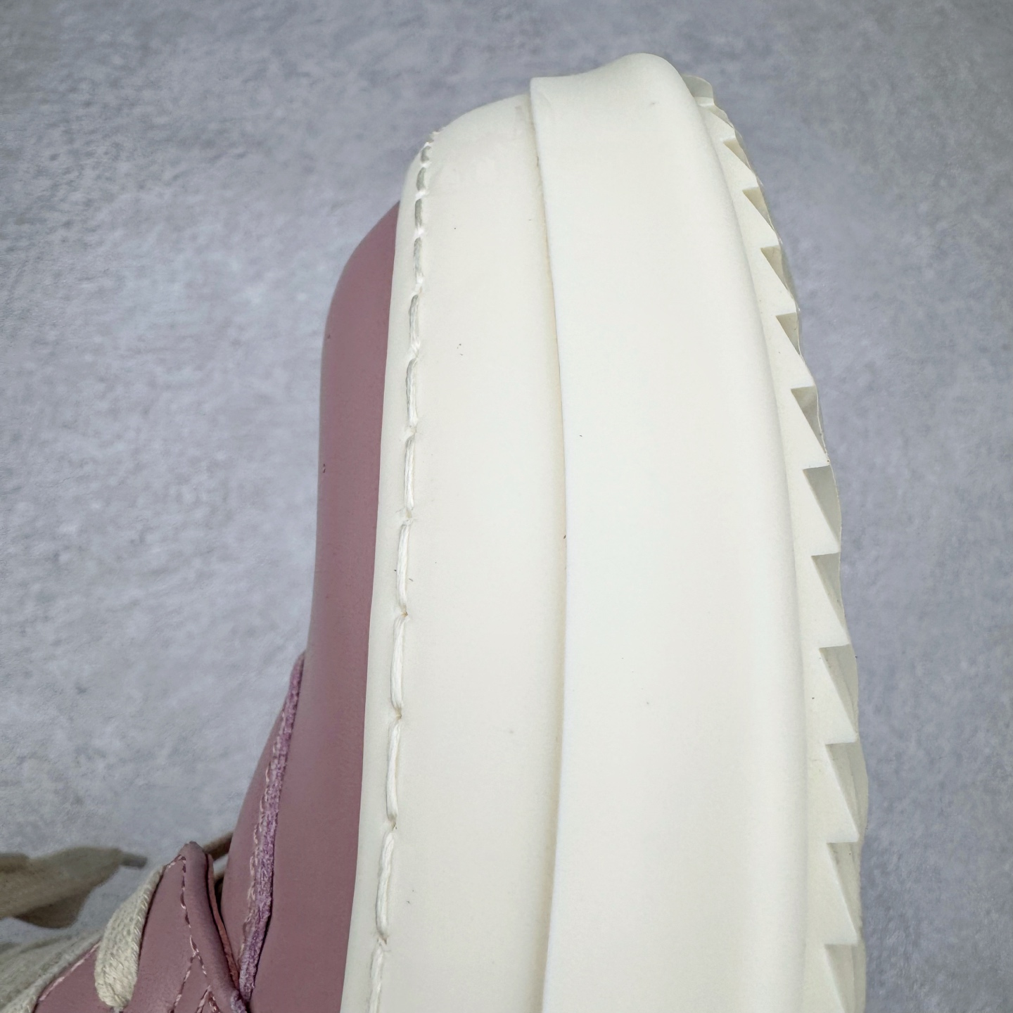 图片[13]-＃DG纯原 Rick Owens FogachineGeobasket 瑞克·欧文斯高帮皮面时尚运动板鞋 白粉 二级市场已经7K以上 平台客户随意卖四位数 RO广东原厂出品 纯原天花板 原版一比一复刻 冲正绝不翻车 还原度达到百分之98以上 原楦开发纸版版型 ZP拆解原版1：1复模裁片纸版 力求做到0错位 这样才能达到和zp一致的鞋型味道 采用进口cnc数控机床开发对版独家tpu奶香大底 区别于市场所有版本 zp同源全头层粒面小牛皮 达到和zp一致手感 原厂进口细纹布 万邦订购原厂高弹粉红色海绵 内里搭配软质细腻羊皮 TPU高密度大底 软硬度透光度高已经测试和原版一致 尺码：36 37 38 39 40 41 42 43 44 45 46-选品中心