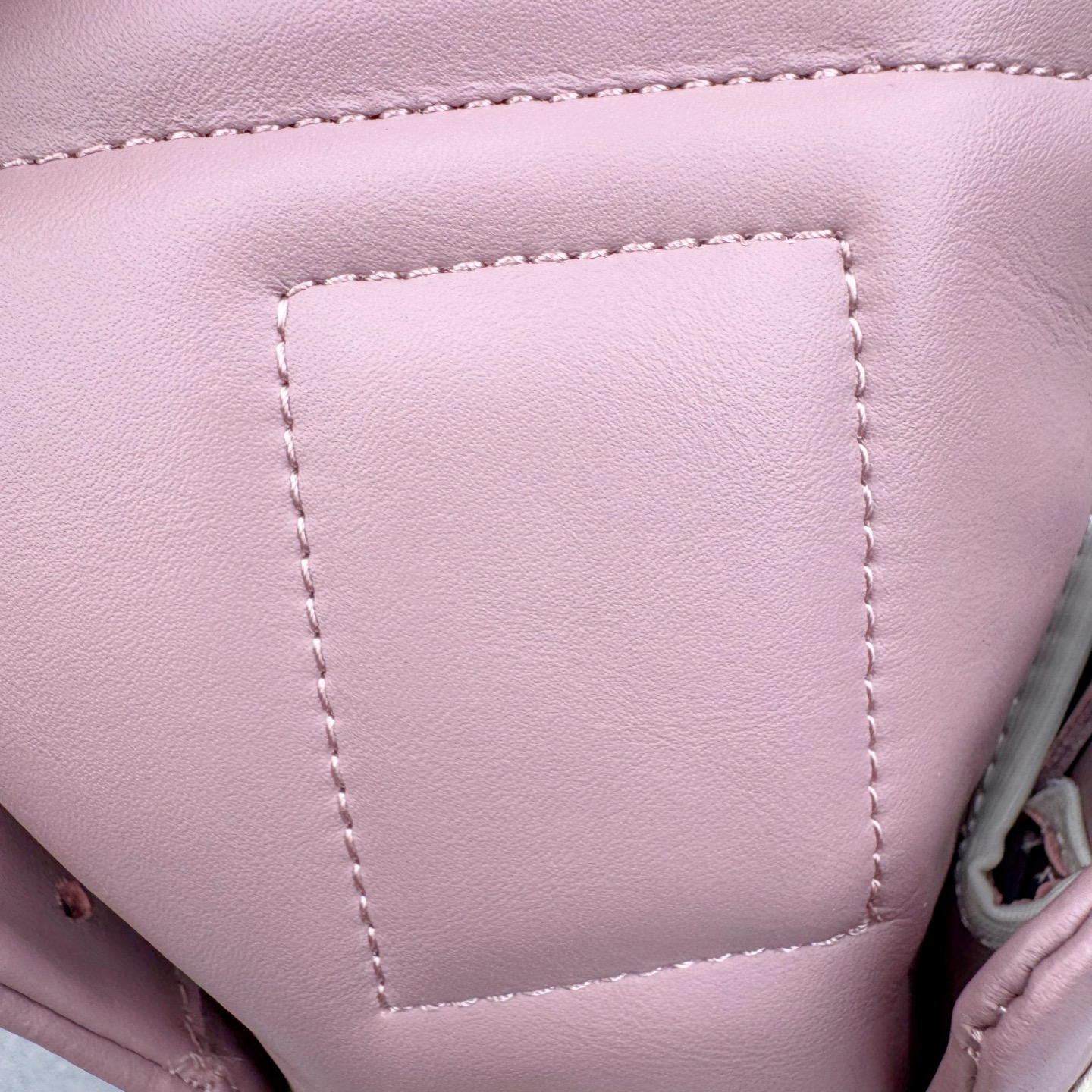 图片[15]-＃DG纯原 Rick Owens FogachineGeobasket 瑞克·欧文斯高帮皮面时尚运动板鞋 白粉 二级市场已经7K以上 平台客户随意卖四位数 RO广东原厂出品 纯原天花板 原版一比一复刻 冲正绝不翻车 还原度达到百分之98以上 原楦开发纸版版型 ZP拆解原版1：1复模裁片纸版 力求做到0错位 这样才能达到和zp一致的鞋型味道 采用进口cnc数控机床开发对版独家tpu奶香大底 区别于市场所有版本 zp同源全头层粒面小牛皮 达到和zp一致手感 原厂进口细纹布 万邦订购原厂高弹粉红色海绵 内里搭配软质细腻羊皮 TPU高密度大底 软硬度透光度高已经测试和原版一致 尺码：36 37 38 39 40 41 42 43 44 45 46-选品中心