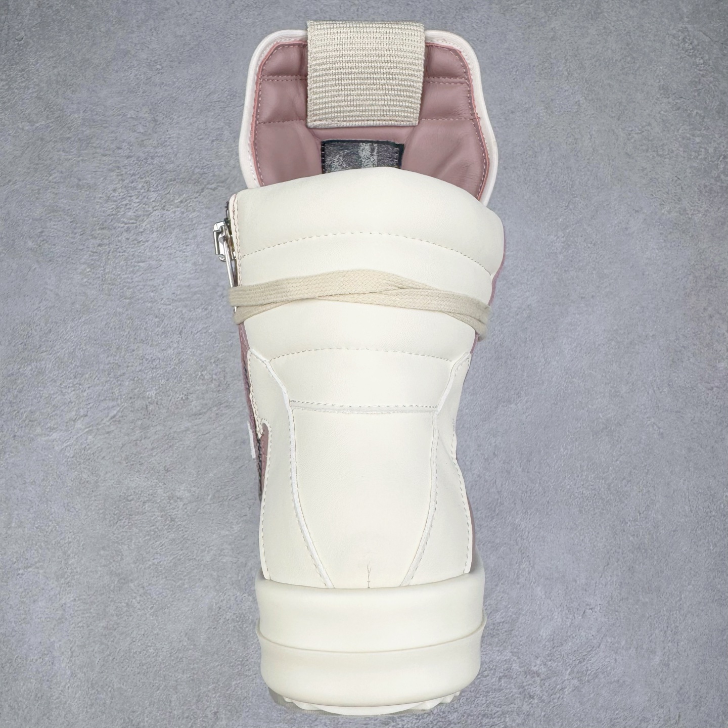 图片[8]-＃DG纯原 Rick Owens FogachineGeobasket 瑞克·欧文斯高帮皮面时尚运动板鞋 白粉 二级市场已经7K以上 平台客户随意卖四位数 RO广东原厂出品 纯原天花板 原版一比一复刻 冲正绝不翻车 还原度达到百分之98以上 原楦开发纸版版型 ZP拆解原版1：1复模裁片纸版 力求做到0错位 这样才能达到和zp一致的鞋型味道 采用进口cnc数控机床开发对版独家tpu奶香大底 区别于市场所有版本 zp同源全头层粒面小牛皮 达到和zp一致手感 原厂进口细纹布 万邦订购原厂高弹粉红色海绵 内里搭配软质细腻羊皮 TPU高密度大底 软硬度透光度高已经测试和原版一致 尺码：36 37 38 39 40 41 42 43 44 45 46-选品中心