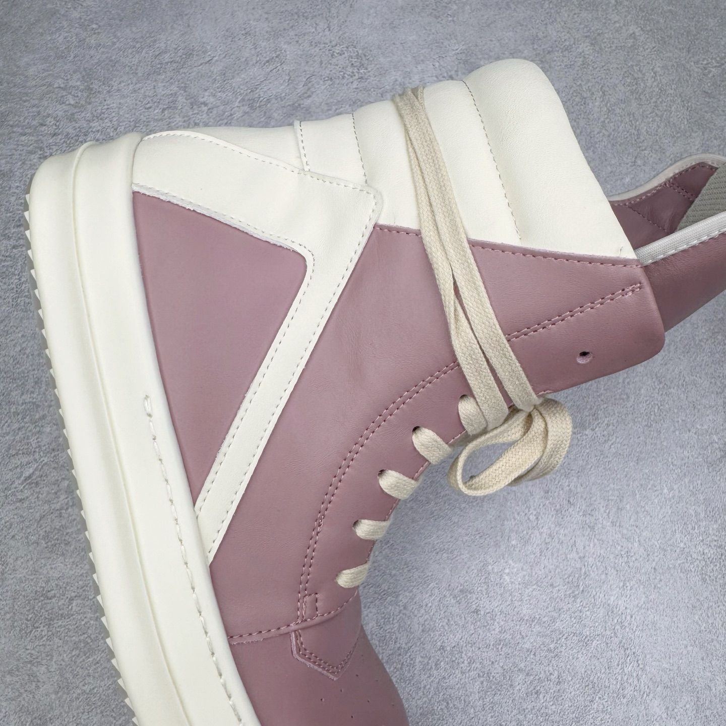 图片[6]-＃DG纯原 Rick Owens FogachineGeobasket 瑞克·欧文斯高帮皮面时尚运动板鞋 白粉 二级市场已经7K以上 平台客户随意卖四位数 RO广东原厂出品 纯原天花板 原版一比一复刻 冲正绝不翻车 还原度达到百分之98以上 原楦开发纸版版型 ZP拆解原版1：1复模裁片纸版 力求做到0错位 这样才能达到和zp一致的鞋型味道 采用进口cnc数控机床开发对版独家tpu奶香大底 区别于市场所有版本 zp同源全头层粒面小牛皮 达到和zp一致手感 原厂进口细纹布 万邦订购原厂高弹粉红色海绵 内里搭配软质细腻羊皮 TPU高密度大底 软硬度透光度高已经测试和原版一致 尺码：36 37 38 39 40 41 42 43 44 45 46-选品中心