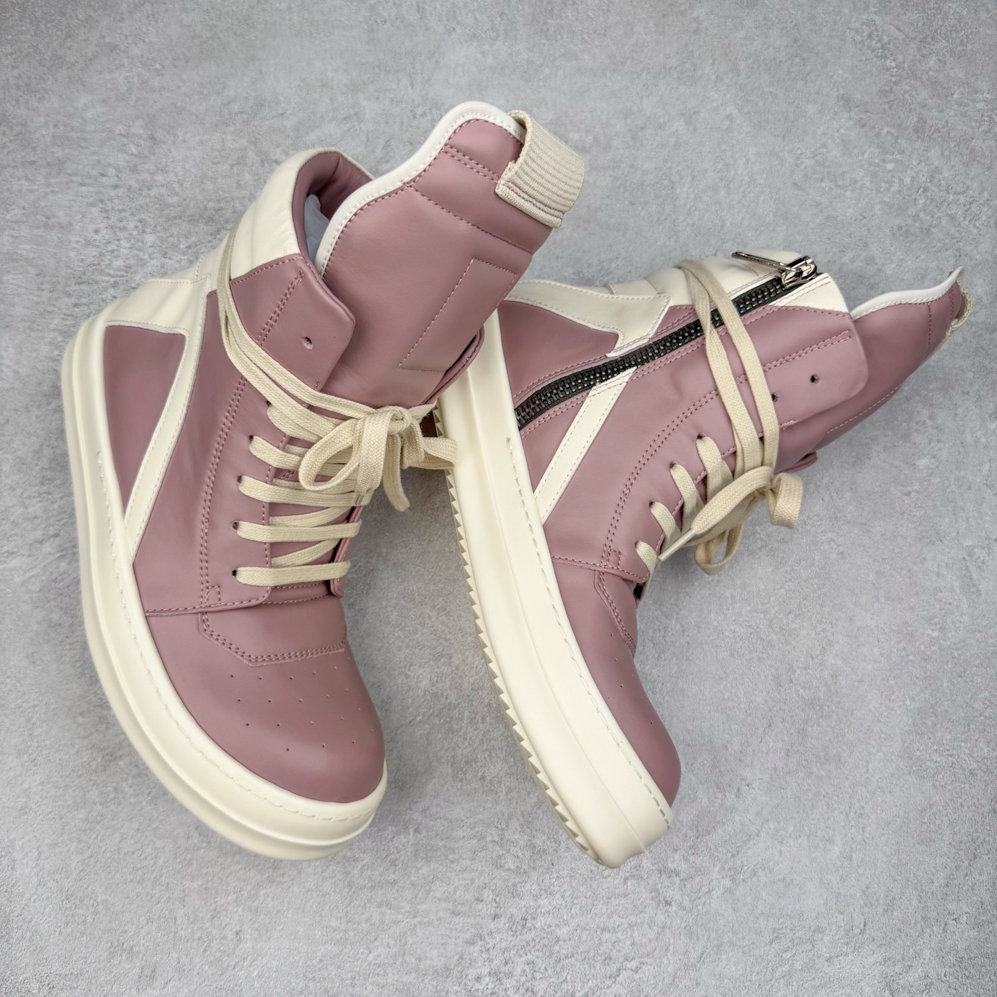 图片[3]-＃DG纯原 Rick Owens FogachineGeobasket 瑞克·欧文斯高帮皮面时尚运动板鞋 白粉 二级市场已经7K以上 平台客户随意卖四位数 RO广东原厂出品 纯原天花板 原版一比一复刻 冲正绝不翻车 还原度达到百分之98以上 原楦开发纸版版型 ZP拆解原版1：1复模裁片纸版 力求做到0错位 这样才能达到和zp一致的鞋型味道 采用进口cnc数控机床开发对版独家tpu奶香大底 区别于市场所有版本 zp同源全头层粒面小牛皮 达到和zp一致手感 原厂进口细纹布 万邦订购原厂高弹粉红色海绵 内里搭配软质细腻羊皮 TPU高密度大底 软硬度透光度高已经测试和原版一致 尺码：36 37 38 39 40 41 42 43 44 45 46-选品中心