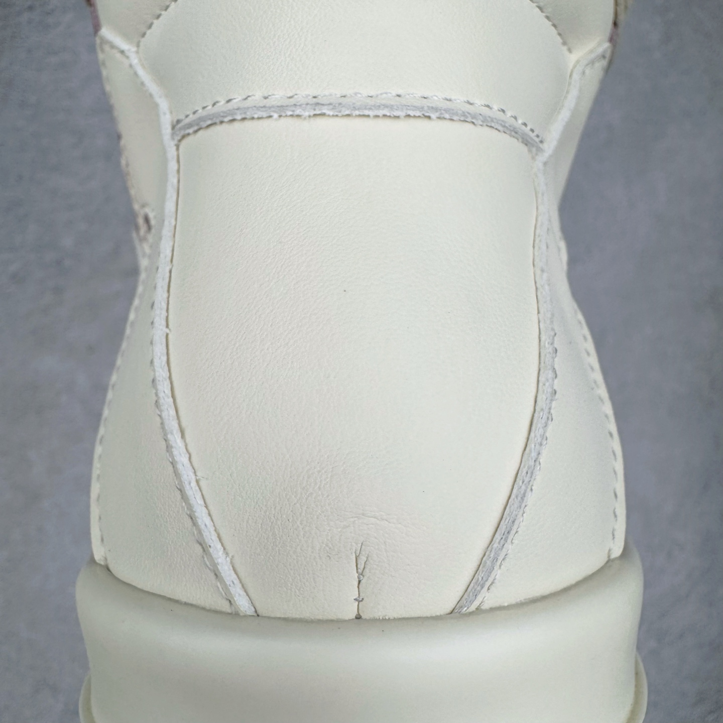 图片[10]-＃DG纯原 Rick Owens FogachineGeobasket 瑞克·欧文斯高帮皮面时尚运动板鞋 白粉 二级市场已经7K以上 平台客户随意卖四位数 RO广东原厂出品 纯原天花板 原版一比一复刻 冲正绝不翻车 还原度达到百分之98以上 原楦开发纸版版型 ZP拆解原版1：1复模裁片纸版 力求做到0错位 这样才能达到和zp一致的鞋型味道 采用进口cnc数控机床开发对版独家tpu奶香大底 区别于市场所有版本 zp同源全头层粒面小牛皮 达到和zp一致手感 原厂进口细纹布 万邦订购原厂高弹粉红色海绵 内里搭配软质细腻羊皮 TPU高密度大底 软硬度透光度高已经测试和原版一致 尺码：36 37 38 39 40 41 42 43 44 45 46-选品中心