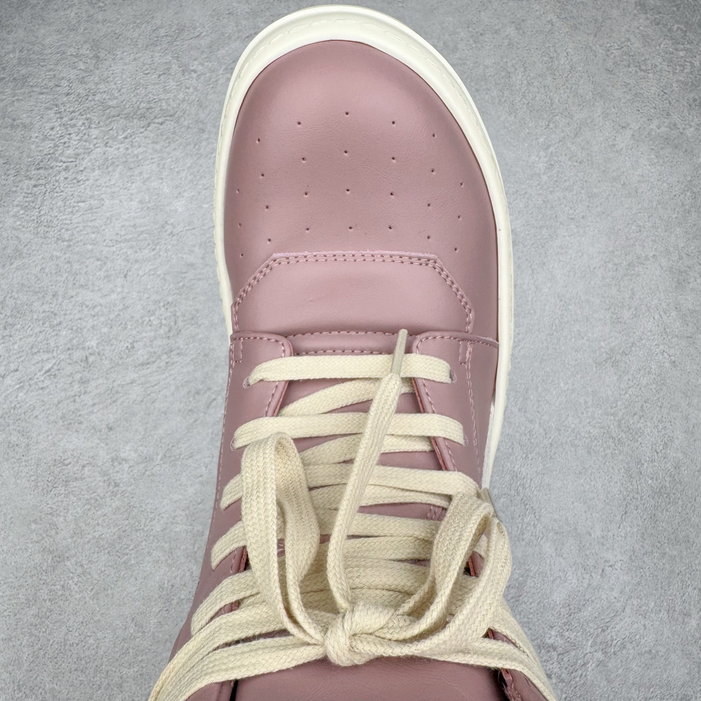 图片[4]-＃DG纯原 Rick Owens FogachineGeobasket 瑞克·欧文斯高帮皮面时尚运动板鞋 白粉 二级市场已经7K以上 平台客户随意卖四位数 RO广东原厂出品 纯原天花板 原版一比一复刻 冲正绝不翻车 还原度达到百分之98以上 原楦开发纸版版型 ZP拆解原版1：1复模裁片纸版 力求做到0错位 这样才能达到和zp一致的鞋型味道 采用进口cnc数控机床开发对版独家tpu奶香大底 区别于市场所有版本 zp同源全头层粒面小牛皮 达到和zp一致手感 原厂进口细纹布 万邦订购原厂高弹粉红色海绵 内里搭配软质细腻羊皮 TPU高密度大底 软硬度透光度高已经测试和原版一致 尺码：36 37 38 39 40 41 42 43 44 45 46-选品中心