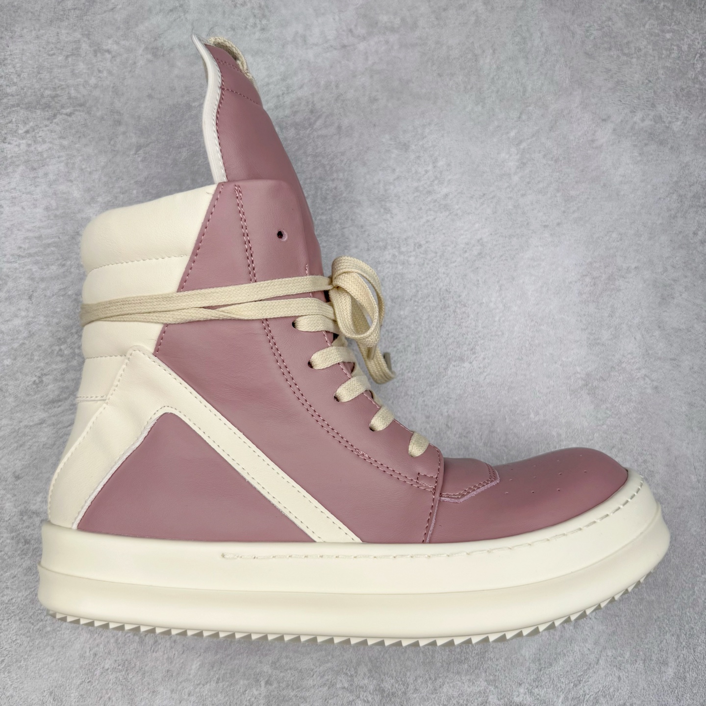 ＃DG纯原 Rick Owens FogachineGeobasket 瑞克·欧文斯高帮皮面时尚运动板鞋 白粉 二级市场已经7K以上 平台客户随意卖四位数 RO广东原厂出品 纯原天花板 原版一比一复刻 冲正绝不翻车 还原度达到百分之98以上 原楦开发纸版版型 ZP拆解原版1：1复模裁片纸版 力求做到0错位 这样才能达到和zp一致的鞋型味道 采用进口cnc数控机床开发对版独家tpu奶香大底 区别于市场所有版本 zp同源全头层粒面小牛皮 达到和zp一致手感 原厂进口细纹布 万邦订购原厂高弹粉红色海绵 内里搭配软质细腻羊皮 TPU高密度大底 软硬度透光度高已经测试和原版一致 尺码：36 37 38 39 40 41 42 43 44 45 46-选品中心