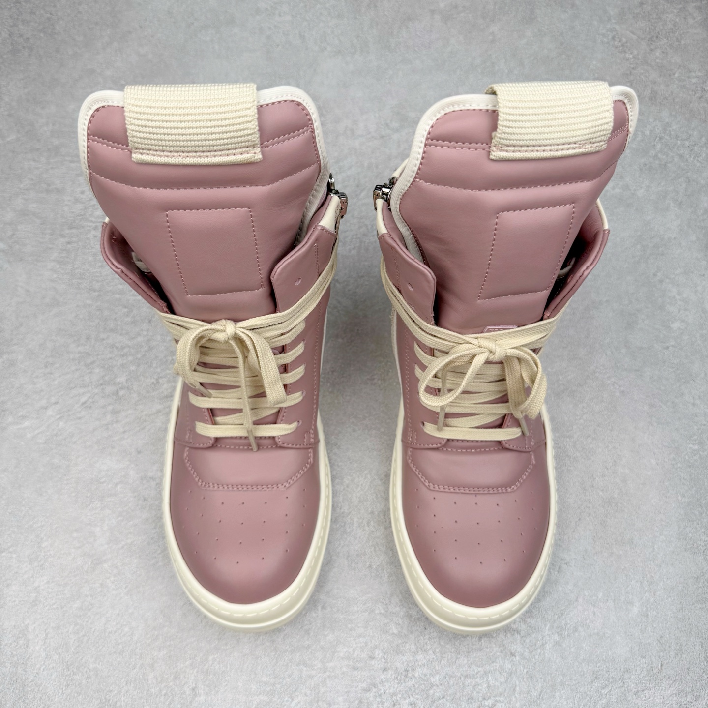 图片[2]-＃DG纯原 Rick Owens FogachineGeobasket 瑞克·欧文斯高帮皮面时尚运动板鞋 白粉 二级市场已经7K以上 平台客户随意卖四位数 RO广东原厂出品 纯原天花板 原版一比一复刻 冲正绝不翻车 还原度达到百分之98以上 原楦开发纸版版型 ZP拆解原版1：1复模裁片纸版 力求做到0错位 这样才能达到和zp一致的鞋型味道 采用进口cnc数控机床开发对版独家tpu奶香大底 区别于市场所有版本 zp同源全头层粒面小牛皮 达到和zp一致手感 原厂进口细纹布 万邦订购原厂高弹粉红色海绵 内里搭配软质细腻羊皮 TPU高密度大底 软硬度透光度高已经测试和原版一致 尺码：36 37 38 39 40 41 42 43 44 45 46-选品中心