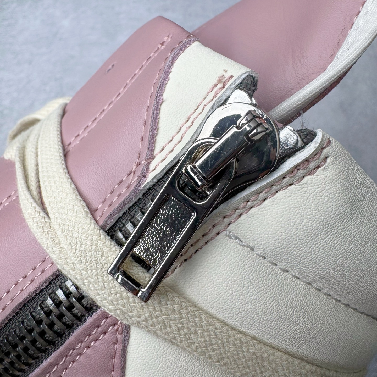 图片[18]-＃DG纯原 Rick Owens FogachineGeobasket 瑞克·欧文斯高帮皮面时尚运动板鞋 白粉 二级市场已经7K以上 平台客户随意卖四位数 RO广东原厂出品 纯原天花板 原版一比一复刻 冲正绝不翻车 还原度达到百分之98以上 原楦开发纸版版型 ZP拆解原版1：1复模裁片纸版 力求做到0错位 这样才能达到和zp一致的鞋型味道 采用进口cnc数控机床开发对版独家tpu奶香大底 区别于市场所有版本 zp同源全头层粒面小牛皮 达到和zp一致手感 原厂进口细纹布 万邦订购原厂高弹粉红色海绵 内里搭配软质细腻羊皮 TPU高密度大底 软硬度透光度高已经测试和原版一致 尺码：36 37 38 39 40 41 42 43 44 45 46-选品中心