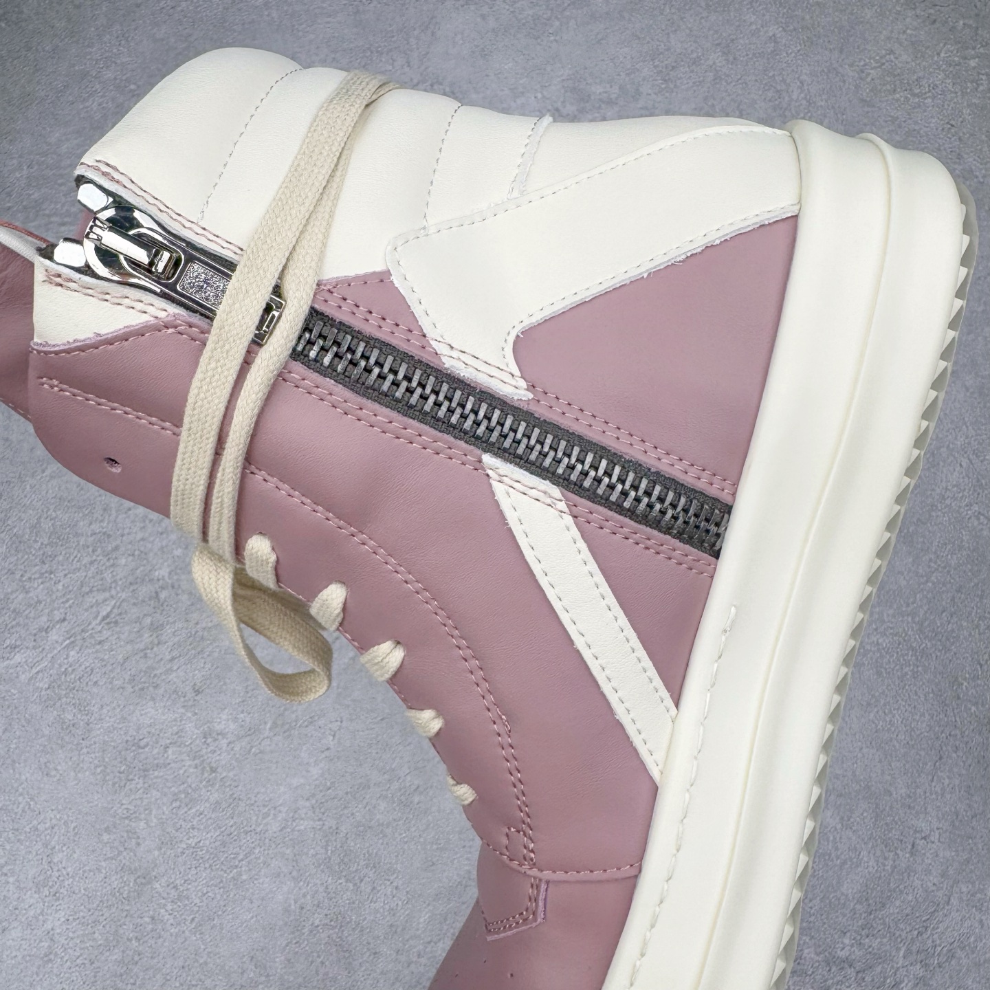 图片[7]-＃DG纯原 Rick Owens FogachineGeobasket 瑞克·欧文斯高帮皮面时尚运动板鞋 白粉 二级市场已经7K以上 平台客户随意卖四位数 RO广东原厂出品 纯原天花板 原版一比一复刻 冲正绝不翻车 还原度达到百分之98以上 原楦开发纸版版型 ZP拆解原版1：1复模裁片纸版 力求做到0错位 这样才能达到和zp一致的鞋型味道 采用进口cnc数控机床开发对版独家tpu奶香大底 区别于市场所有版本 zp同源全头层粒面小牛皮 达到和zp一致手感 原厂进口细纹布 万邦订购原厂高弹粉红色海绵 内里搭配软质细腻羊皮 TPU高密度大底 软硬度透光度高已经测试和原版一致 尺码：36 37 38 39 40 41 42 43 44 45 46-选品中心