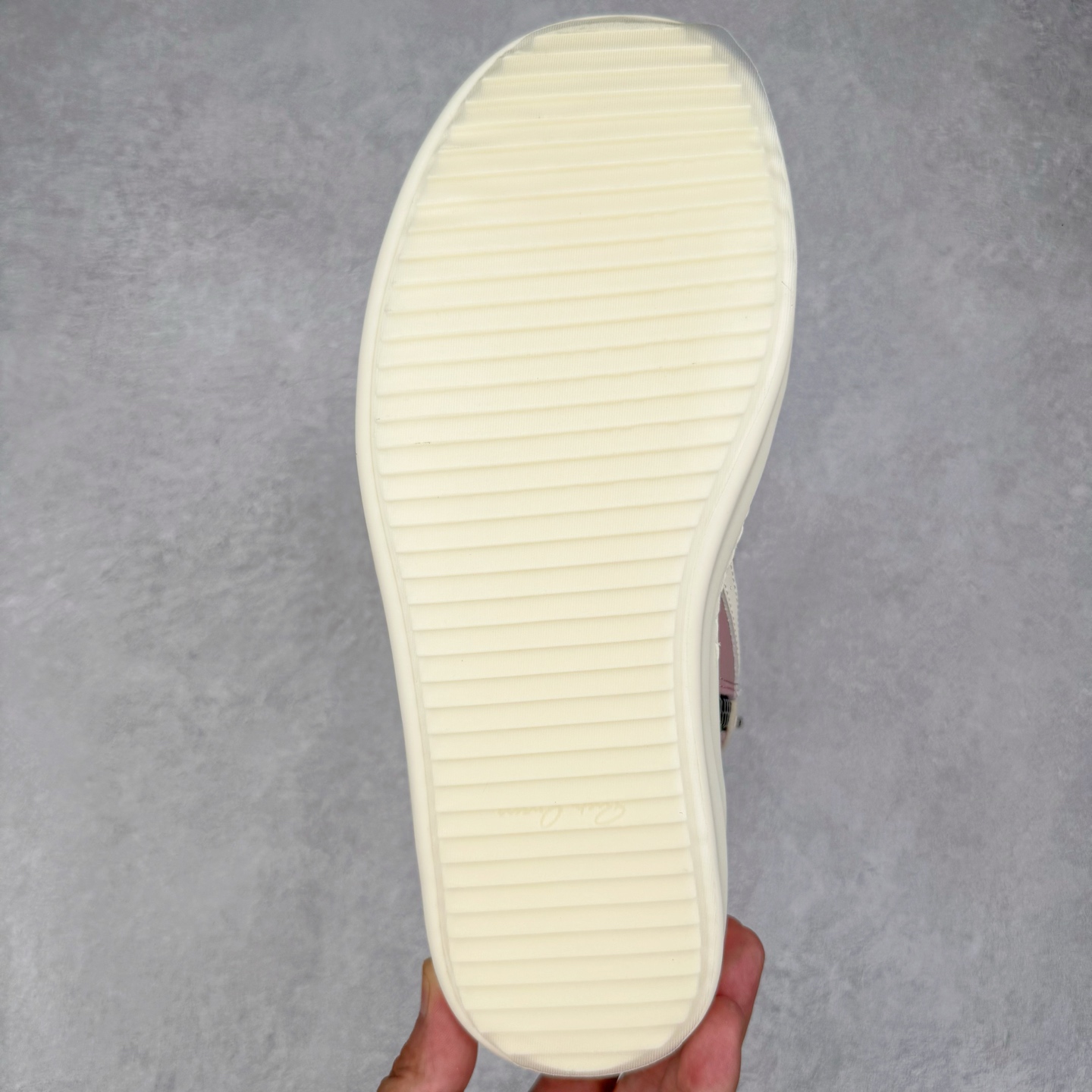 图片[9]-＃DG纯原 Rick Owens FogachineGeobasket 瑞克·欧文斯高帮皮面时尚运动板鞋 白粉 二级市场已经7K以上 平台客户随意卖四位数 RO广东原厂出品 纯原天花板 原版一比一复刻 冲正绝不翻车 还原度达到百分之98以上 原楦开发纸版版型 ZP拆解原版1：1复模裁片纸版 力求做到0错位 这样才能达到和zp一致的鞋型味道 采用进口cnc数控机床开发对版独家tpu奶香大底 区别于市场所有版本 zp同源全头层粒面小牛皮 达到和zp一致手感 原厂进口细纹布 万邦订购原厂高弹粉红色海绵 内里搭配软质细腻羊皮 TPU高密度大底 软硬度透光度高已经测试和原版一致 尺码：36 37 38 39 40 41 42 43 44 45 46-选品中心