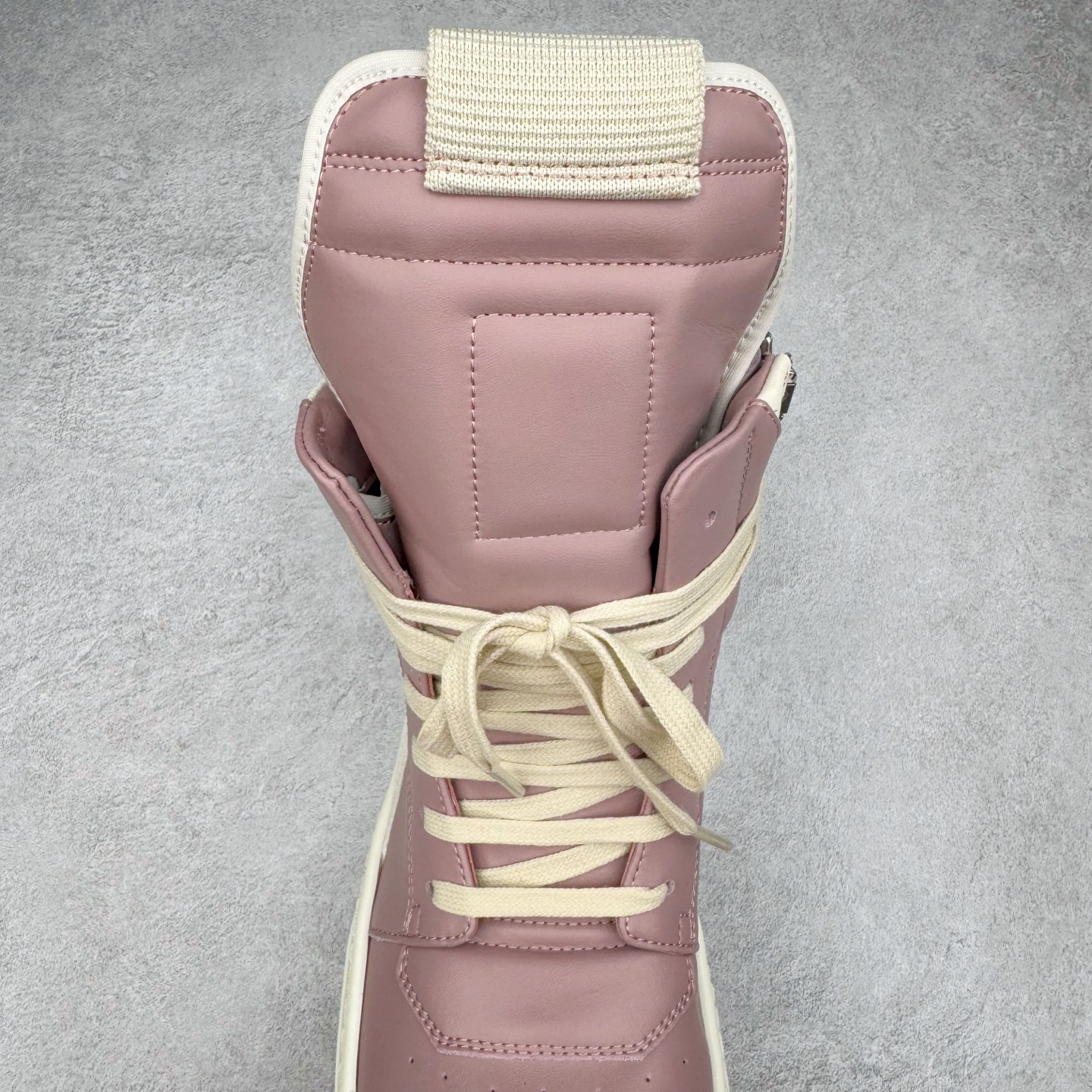 图片[5]-＃DG纯原 Rick Owens FogachineGeobasket 瑞克·欧文斯高帮皮面时尚运动板鞋 白粉 二级市场已经7K以上 平台客户随意卖四位数 RO广东原厂出品 纯原天花板 原版一比一复刻 冲正绝不翻车 还原度达到百分之98以上 原楦开发纸版版型 ZP拆解原版1：1复模裁片纸版 力求做到0错位 这样才能达到和zp一致的鞋型味道 采用进口cnc数控机床开发对版独家tpu奶香大底 区别于市场所有版本 zp同源全头层粒面小牛皮 达到和zp一致手感 原厂进口细纹布 万邦订购原厂高弹粉红色海绵 内里搭配软质细腻羊皮 TPU高密度大底 软硬度透光度高已经测试和原版一致 尺码：36 37 38 39 40 41 42 43 44 45 46-选品中心