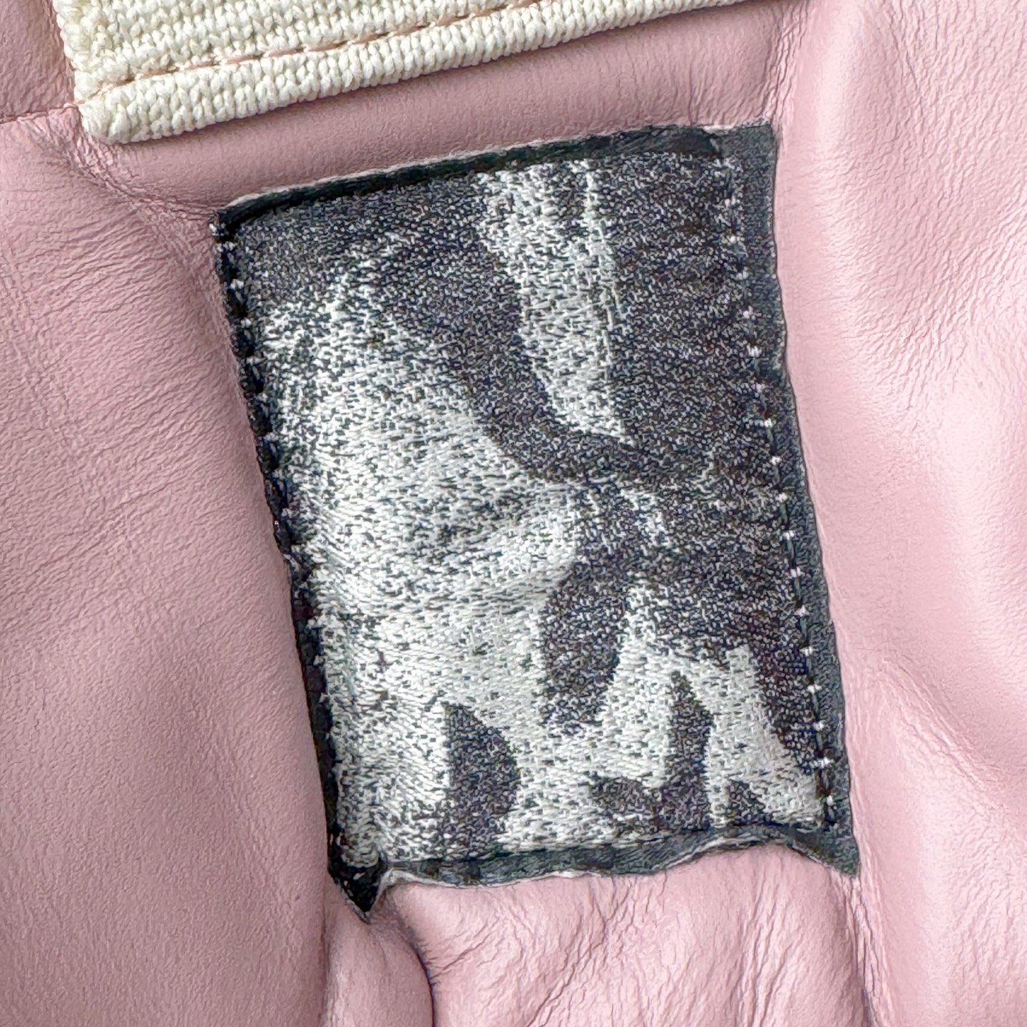 图片[16]-＃DG纯原 Rick Owens FogachineGeobasket 瑞克·欧文斯高帮皮面时尚运动板鞋 白粉 二级市场已经7K以上 平台客户随意卖四位数 RO广东原厂出品 纯原天花板 原版一比一复刻 冲正绝不翻车 还原度达到百分之98以上 原楦开发纸版版型 ZP拆解原版1：1复模裁片纸版 力求做到0错位 这样才能达到和zp一致的鞋型味道 采用进口cnc数控机床开发对版独家tpu奶香大底 区别于市场所有版本 zp同源全头层粒面小牛皮 达到和zp一致手感 原厂进口细纹布 万邦订购原厂高弹粉红色海绵 内里搭配软质细腻羊皮 TPU高密度大底 软硬度透光度高已经测试和原版一致 尺码：36 37 38 39 40 41 42 43 44 45 46-选品中心